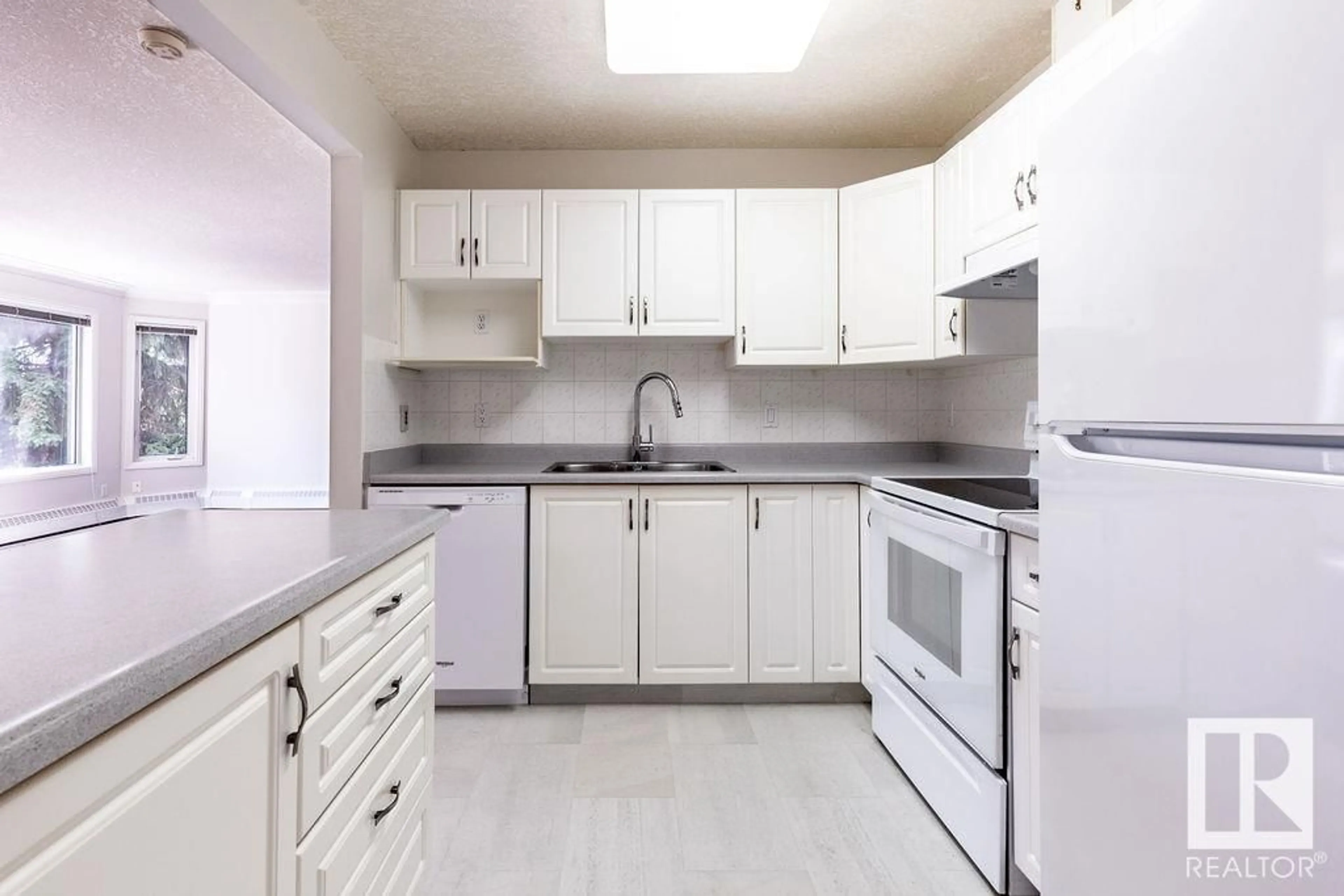 Standard kitchen for #39 9914 80 AV NW NW, Edmonton Alberta T6E6L6