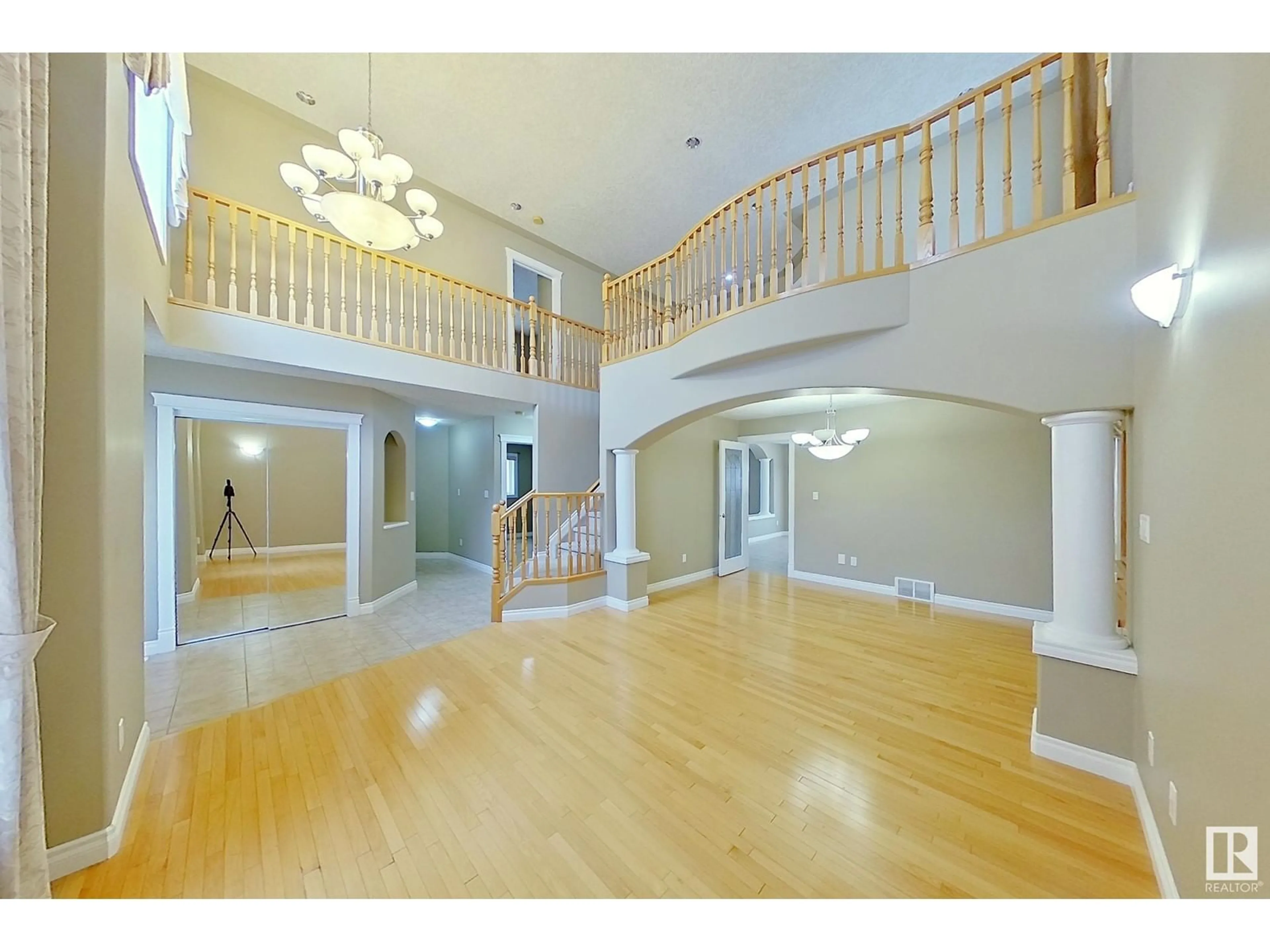 Indoor foyer for 2816 34A AV NW, Edmonton Alberta T6T1Y8