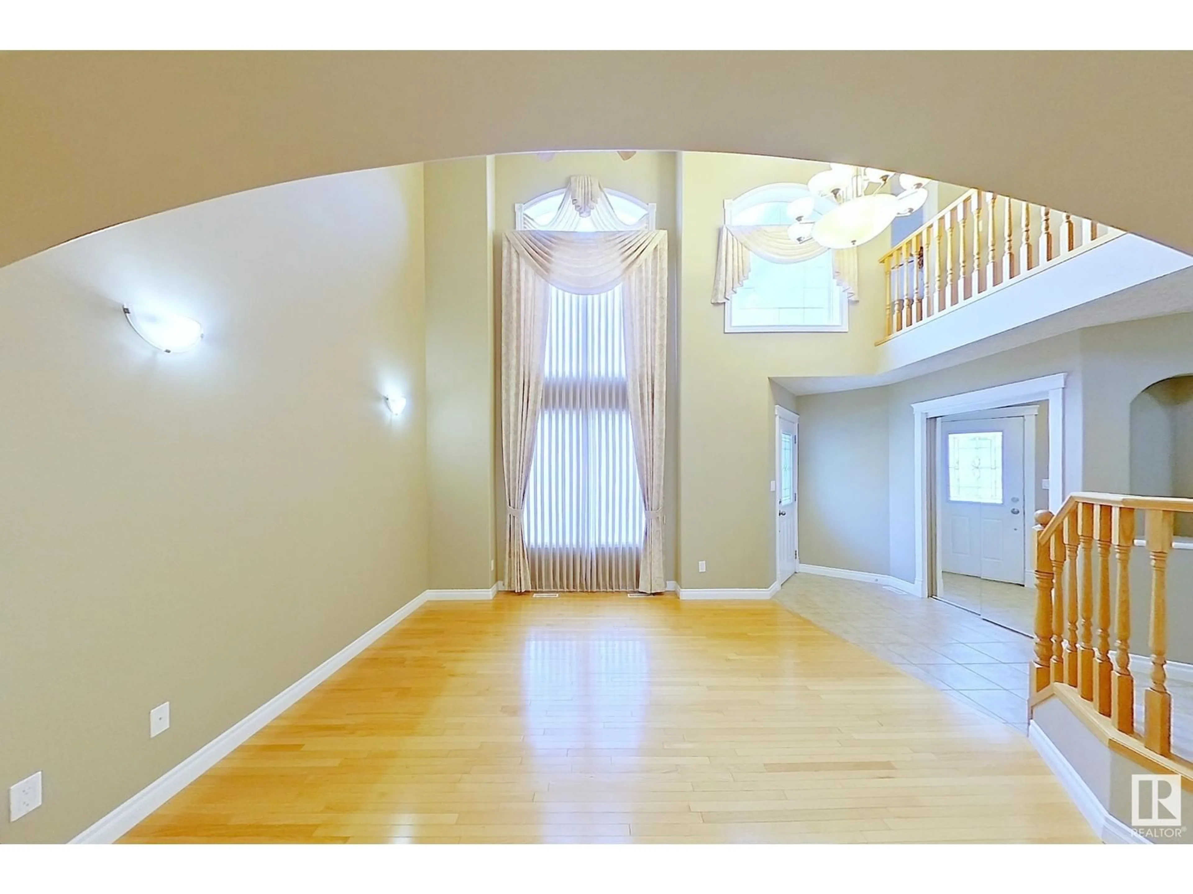 Indoor foyer for 2816 34A AV NW, Edmonton Alberta T6T1Y8