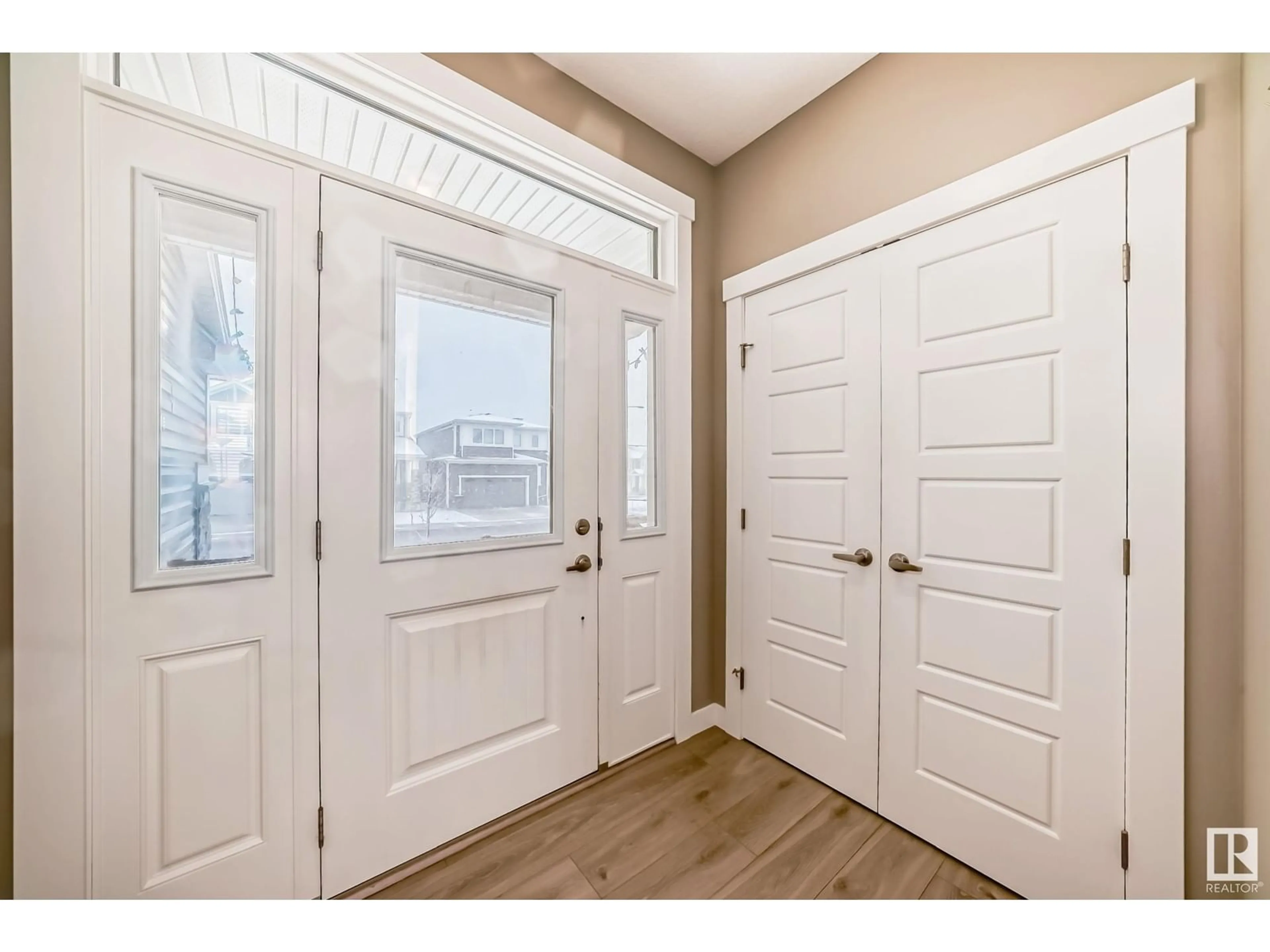 Indoor entryway for 1715 200 ST NW, Edmonton Alberta T6M0Y2