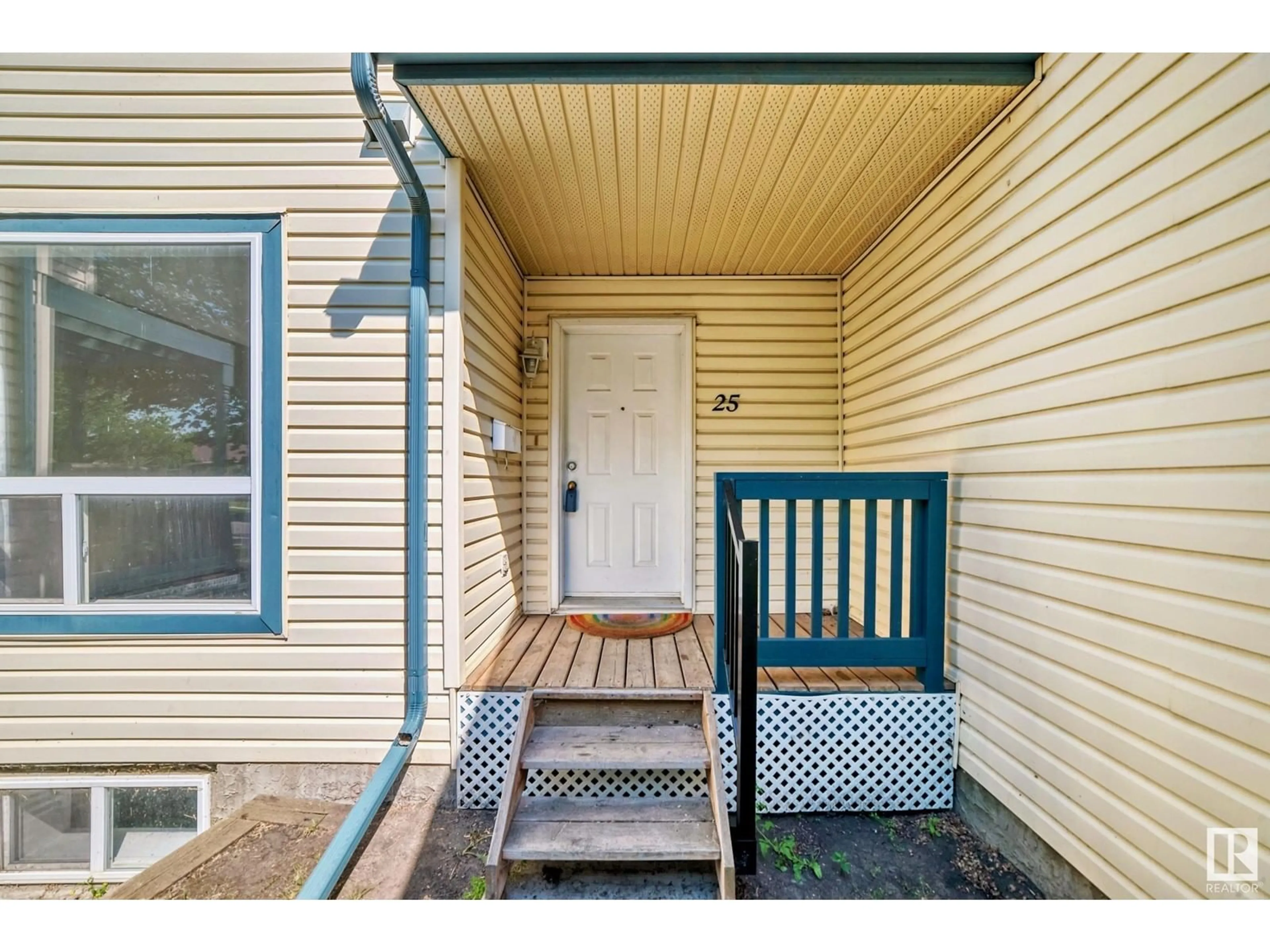 Indoor entryway for #25 10909 106 ST NW, Edmonton Alberta T5H4M7