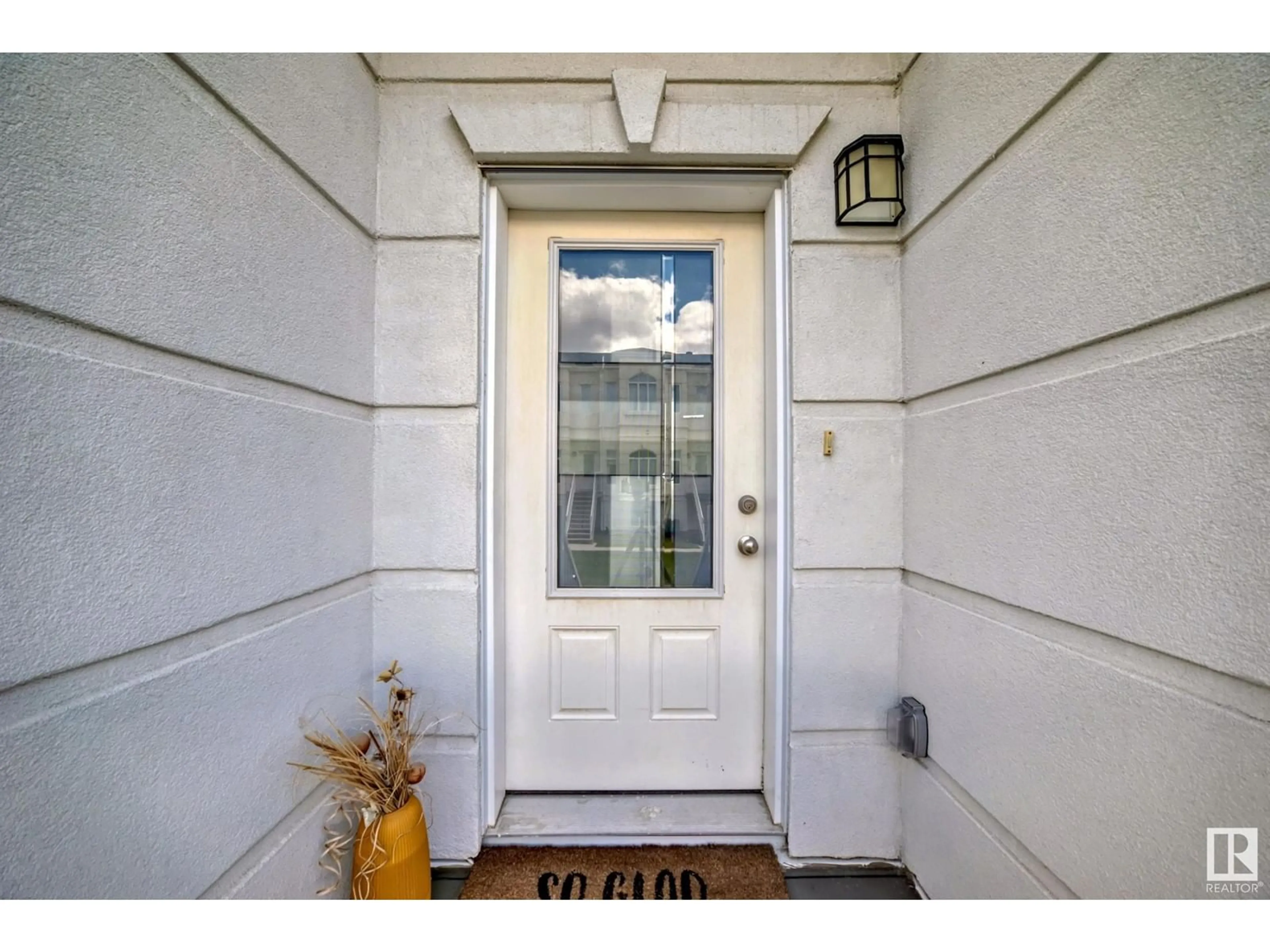 Indoor entryway for #52 723 172 ST SW, Edmonton Alberta T6W2N6