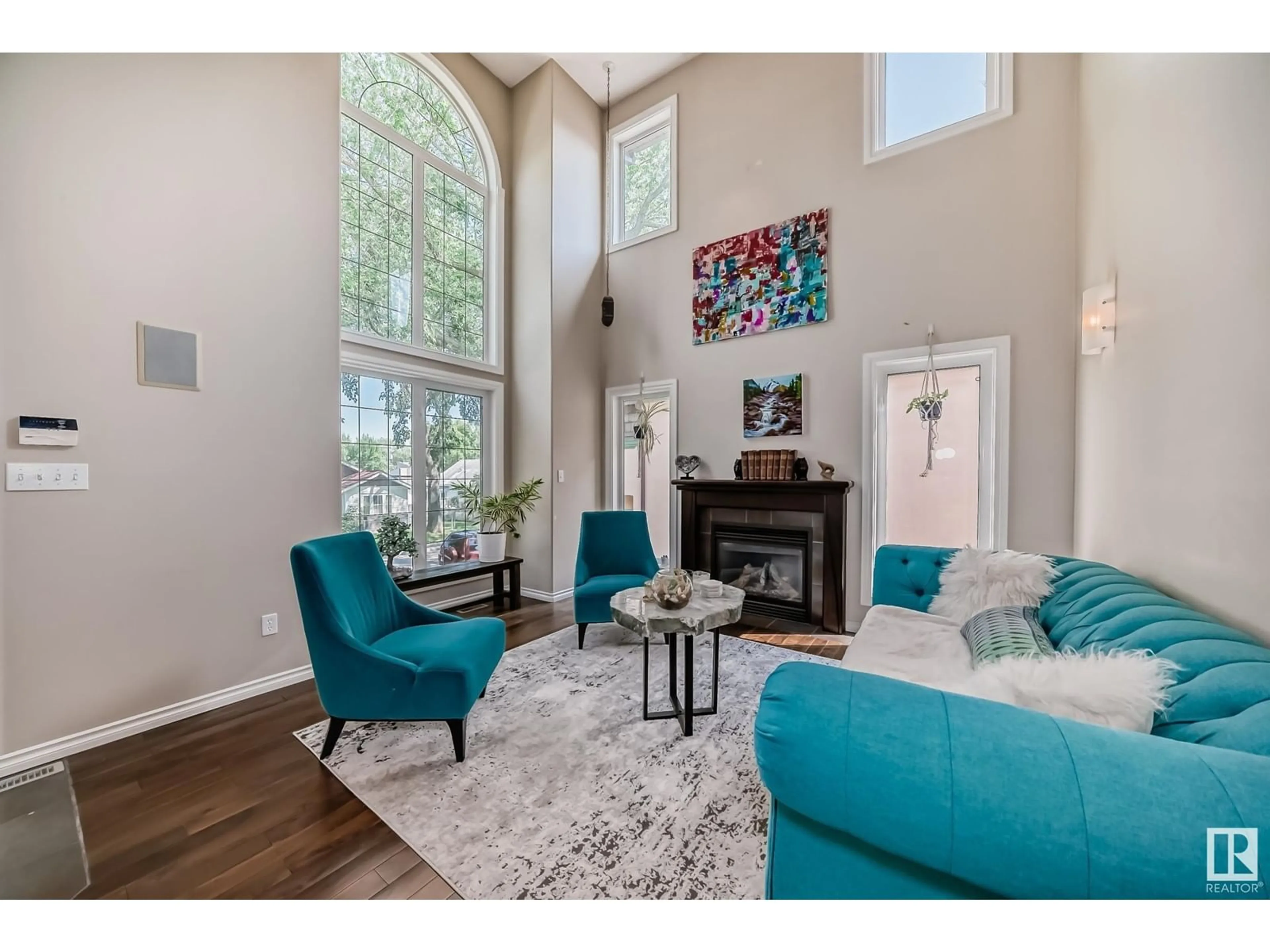 Living room, wood floors for 10048 93 ST NW, Edmonton Alberta T5H1W7