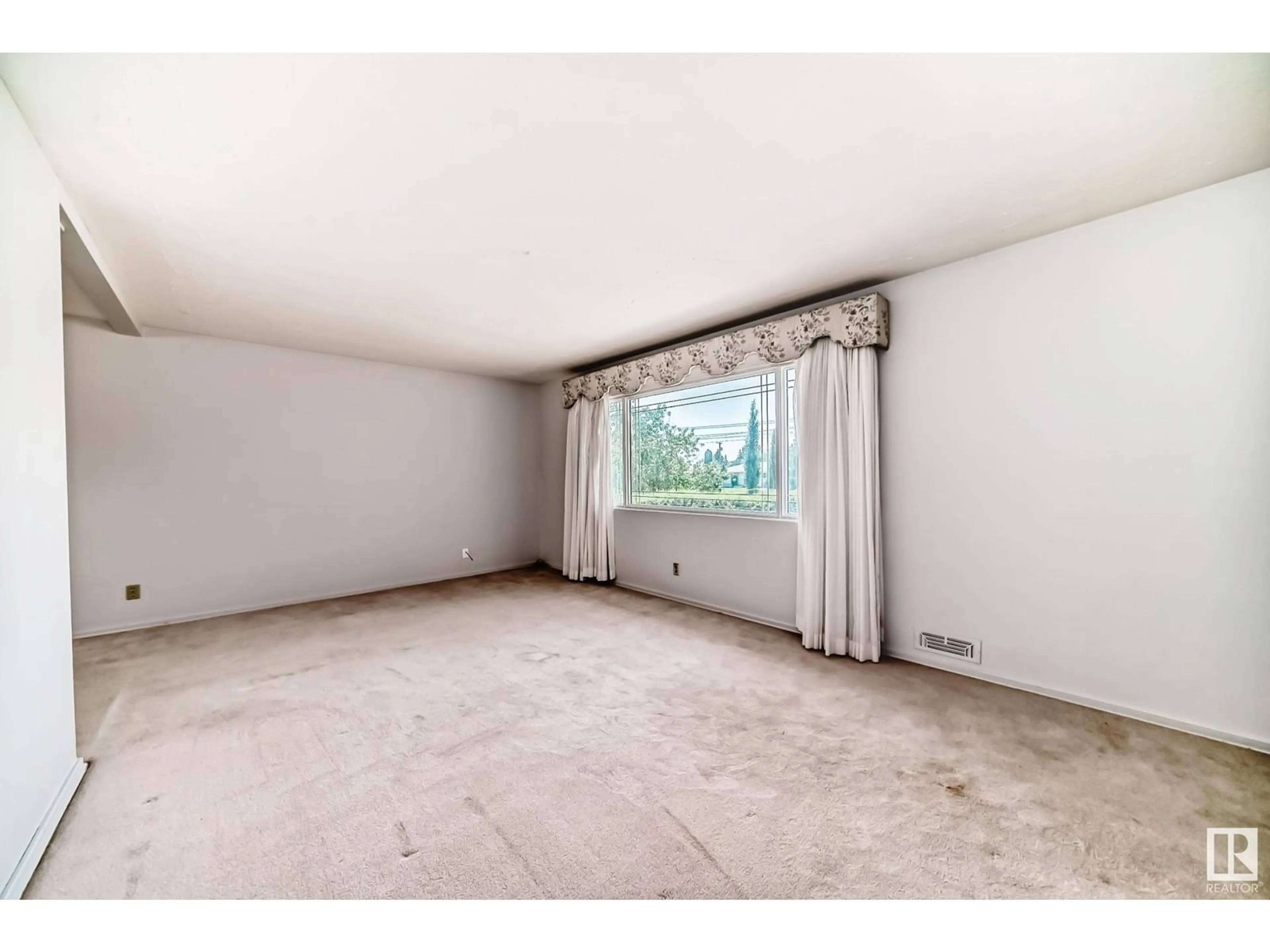 A pic of a room for 7123 83 ST NW, Edmonton Alberta T6C2Y1