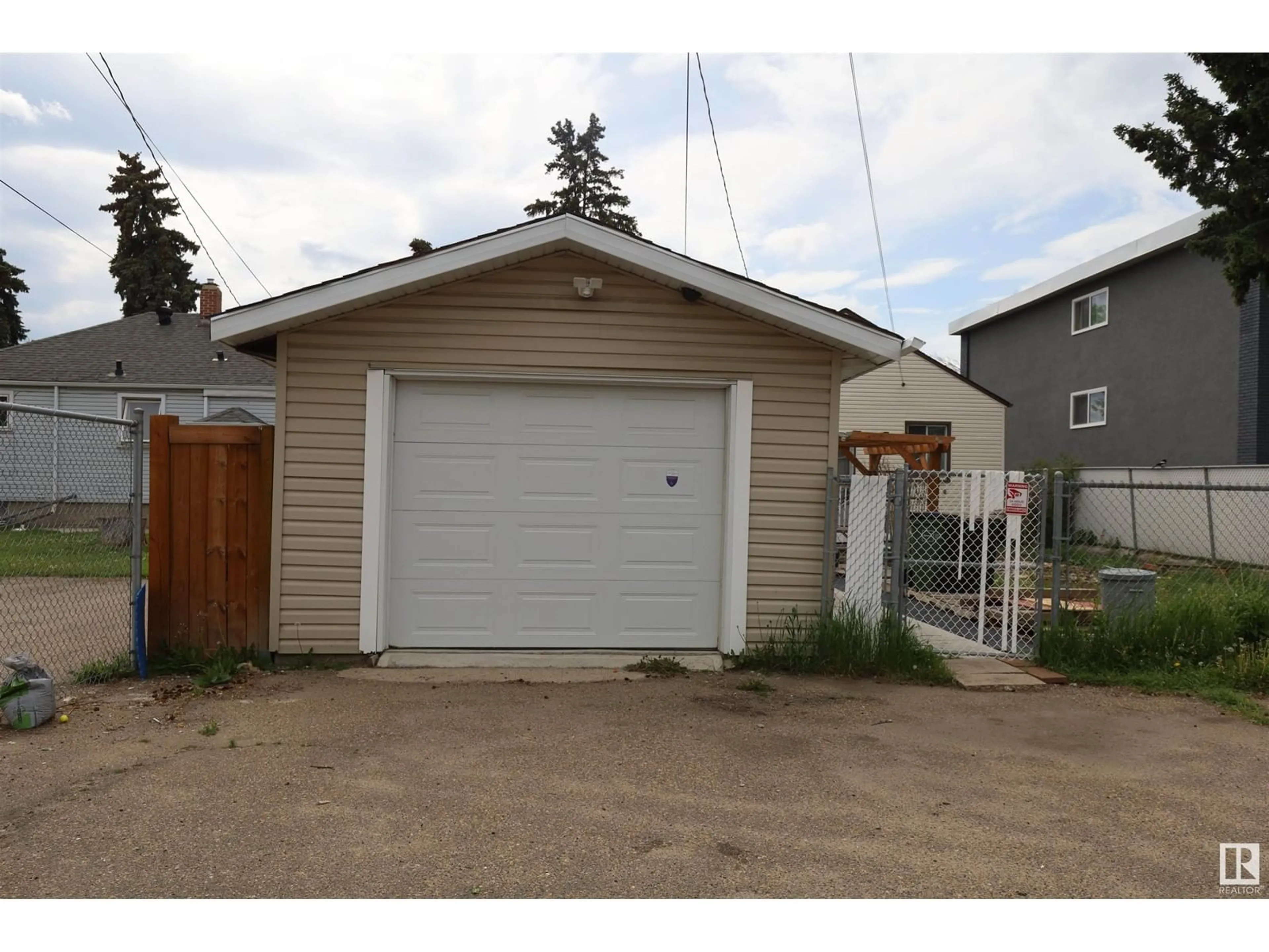 Indoor garage for 10929 109 ST NW, Edmonton Alberta T5H3C2