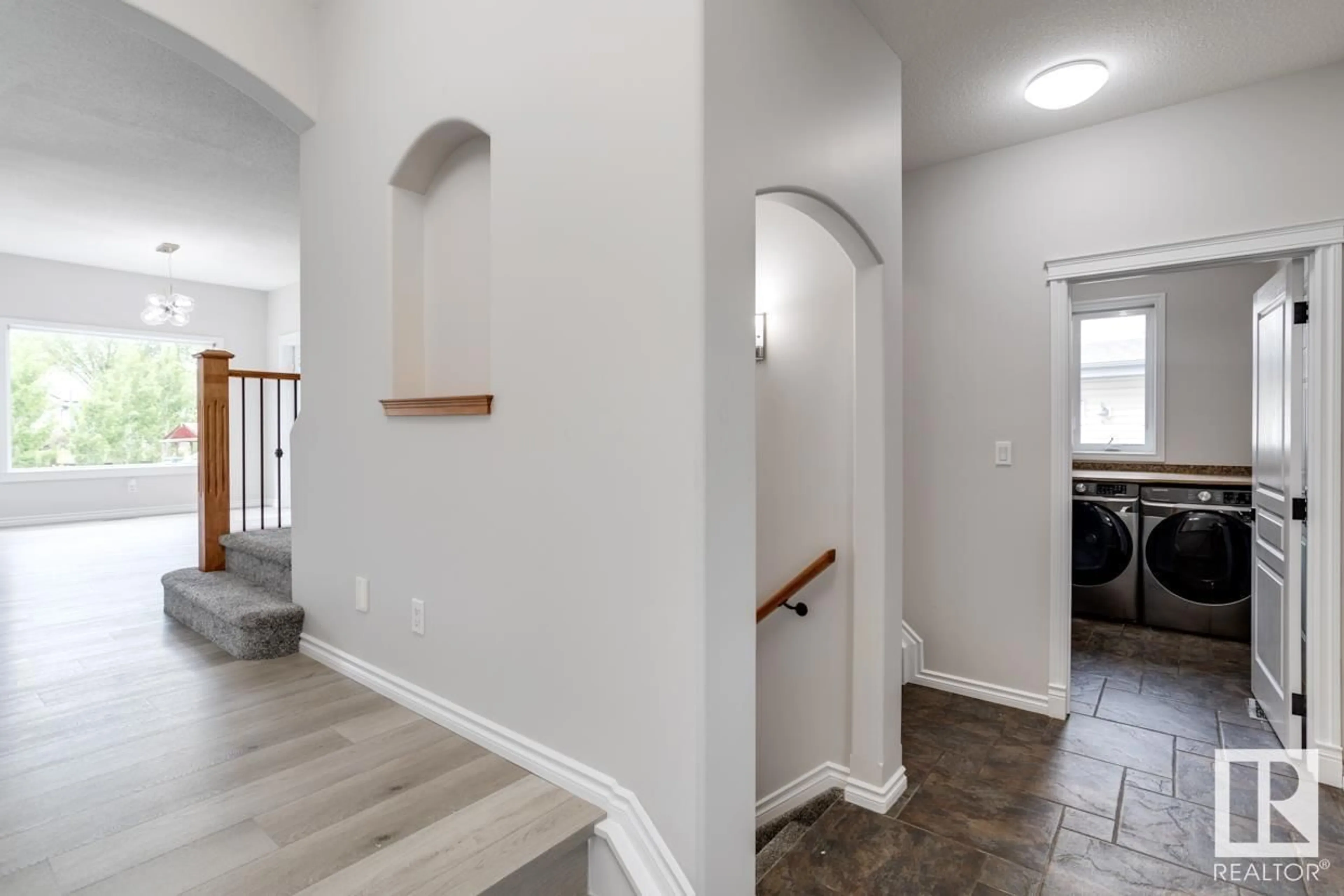 Indoor entryway for 330 CUTTS CO NW, Edmonton Alberta T6V1M7