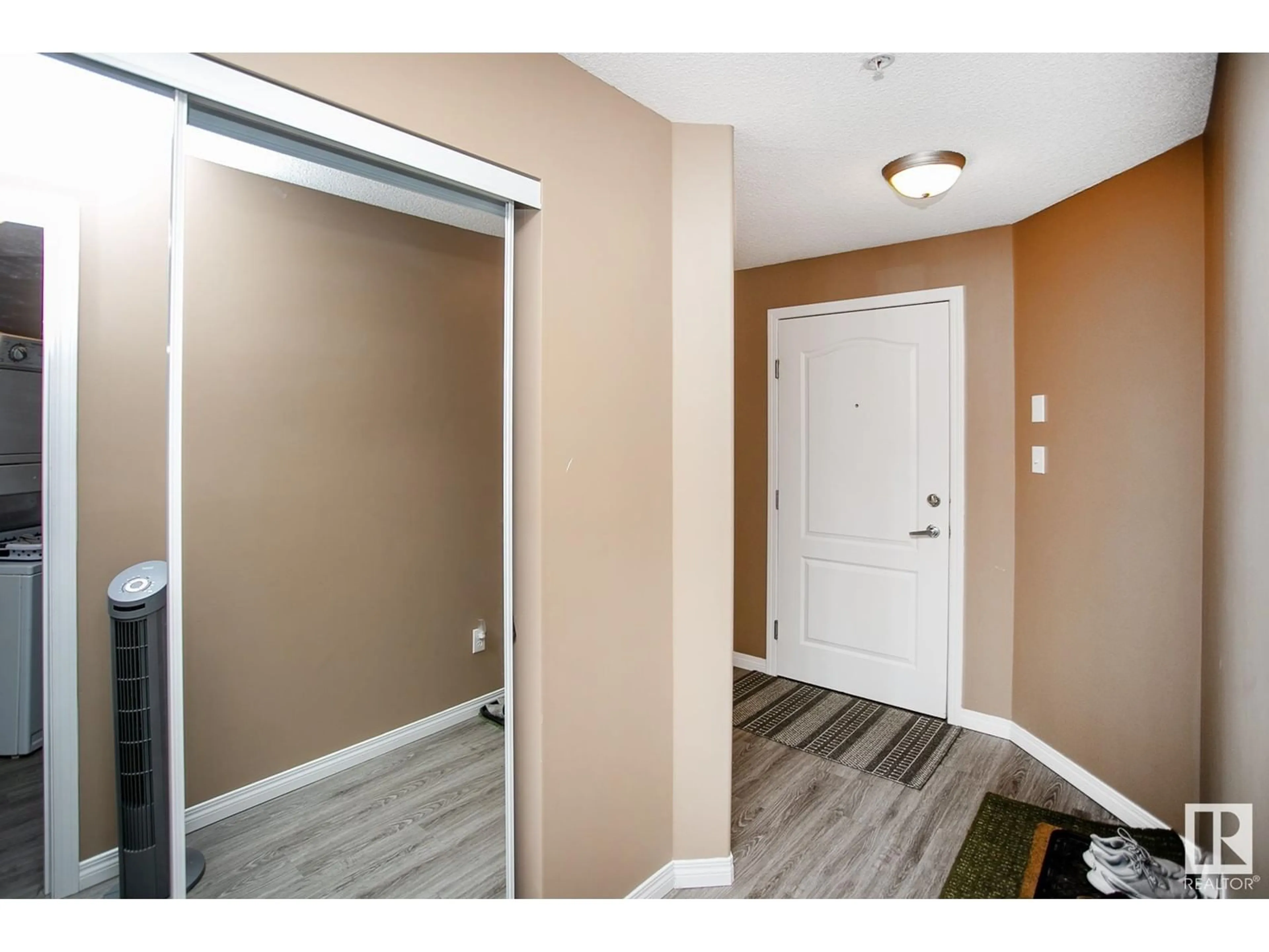 Indoor entryway for #1230 9363 SIMPSON DR NW, Edmonton Alberta T6R0N2