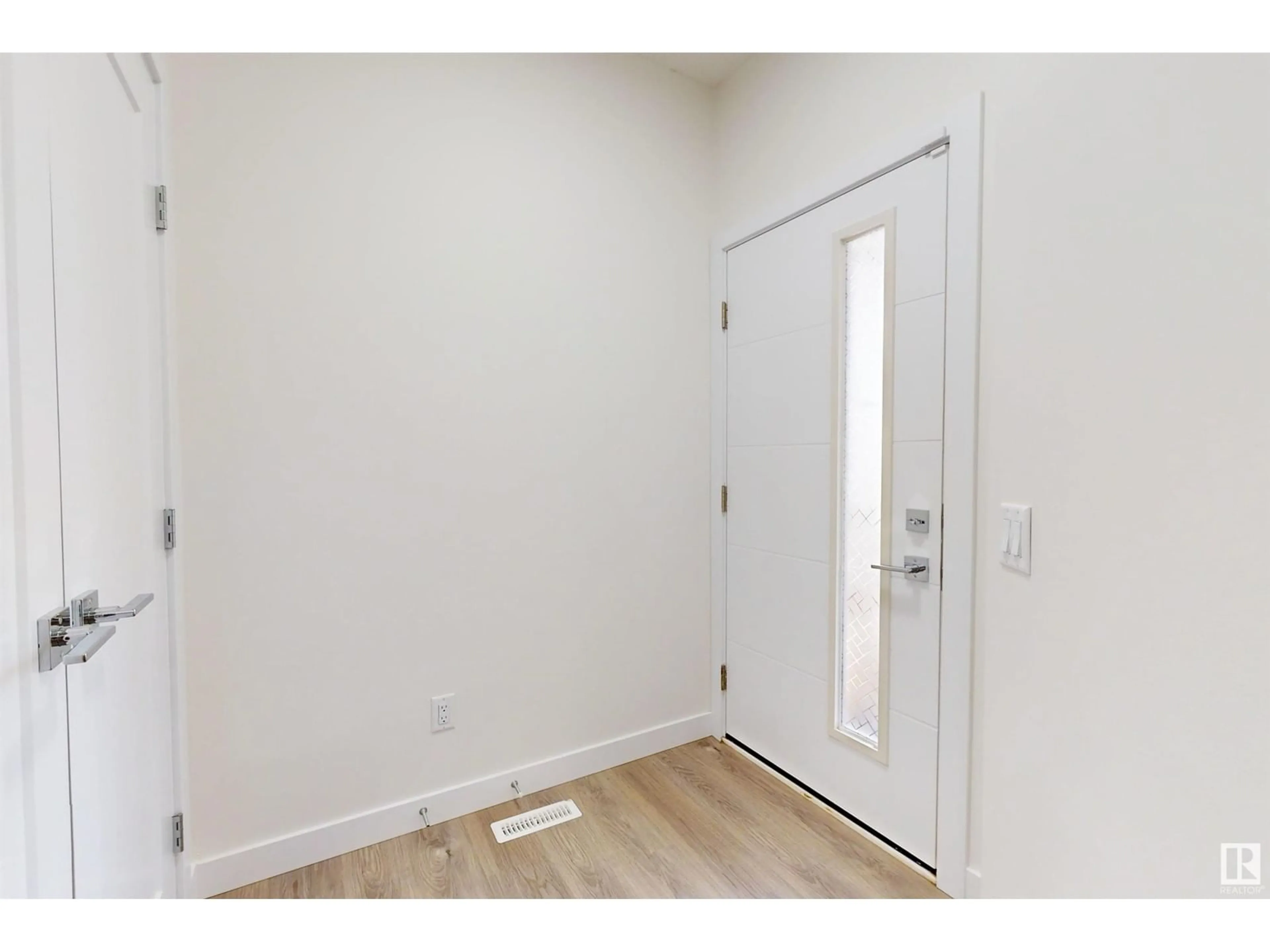 Indoor entryway for 15658 18 AV SW, Edmonton Alberta T6W5C2