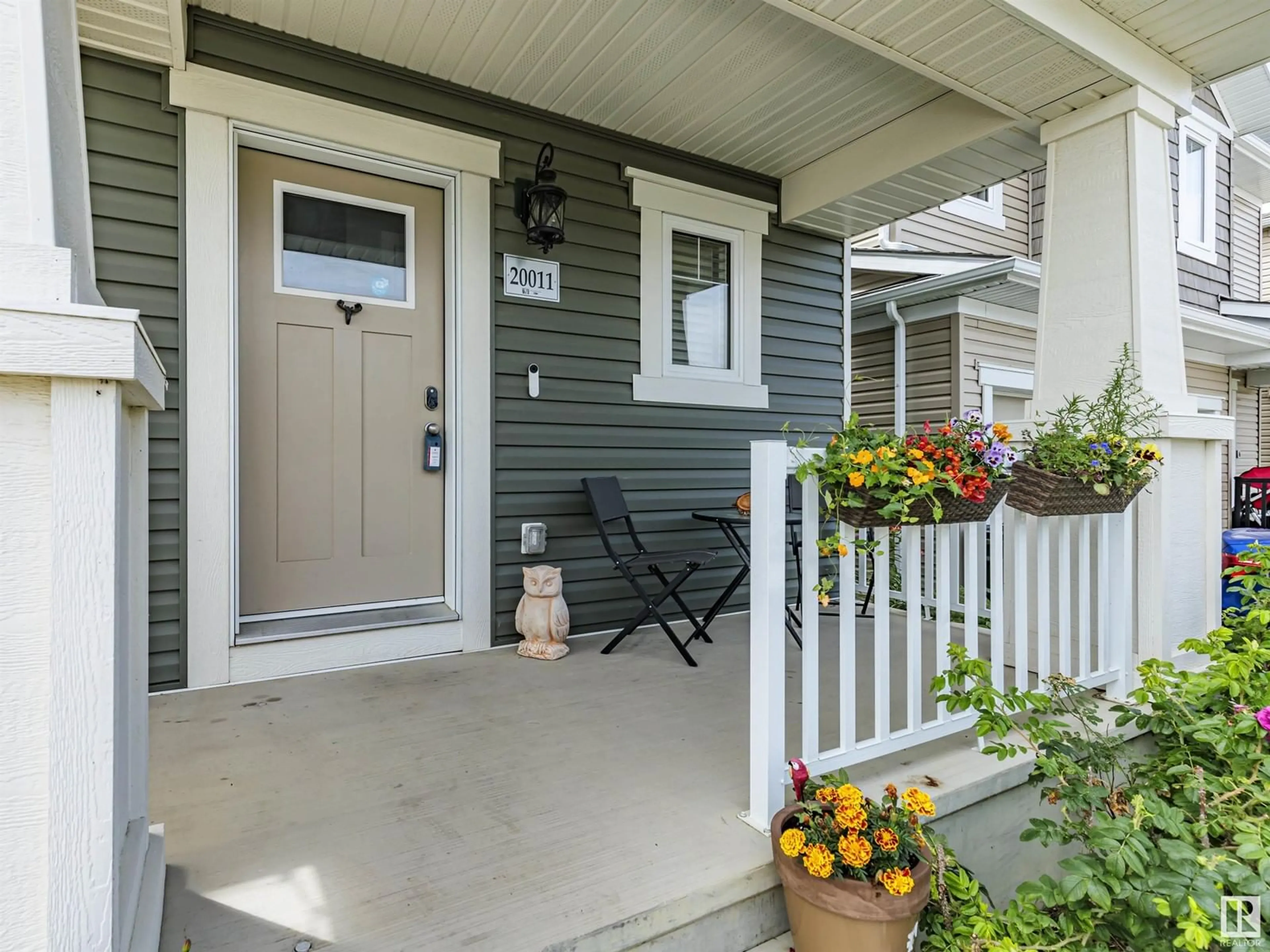 Indoor entryway for 20011 18 AV NW, Edmonton Alberta T6M0Y1