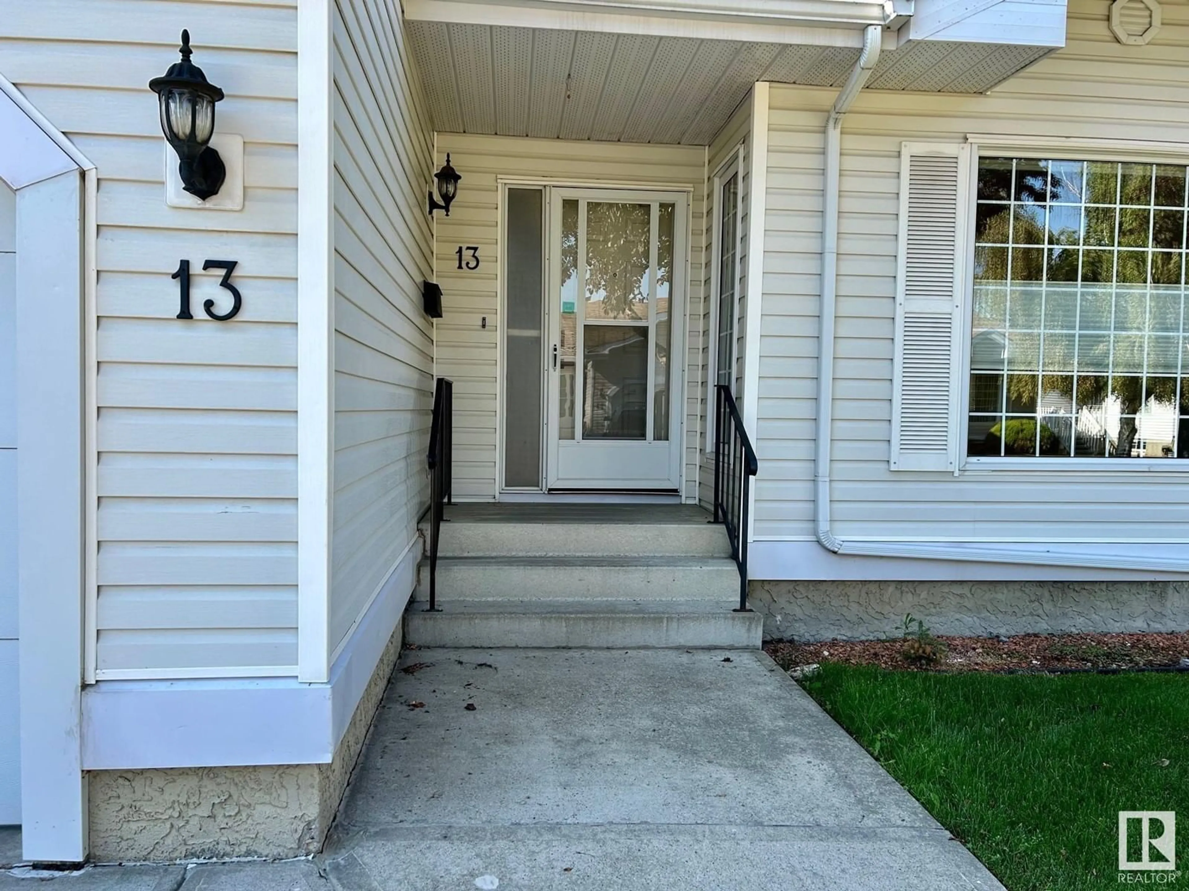 Indoor entryway for #13 9704 165 ST NW, Edmonton Alberta T5P4W4