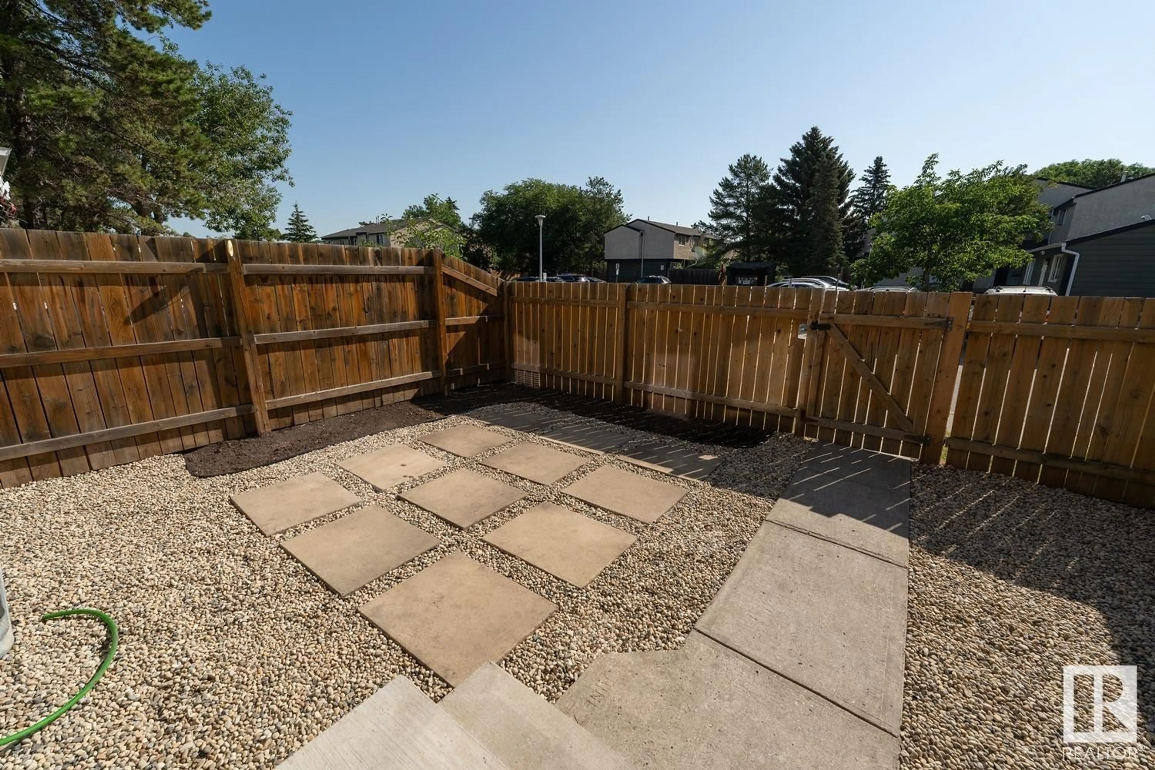 Fenced yard for 95 BELMEAD GARDEN NW, Edmonton Alberta T5T1J1