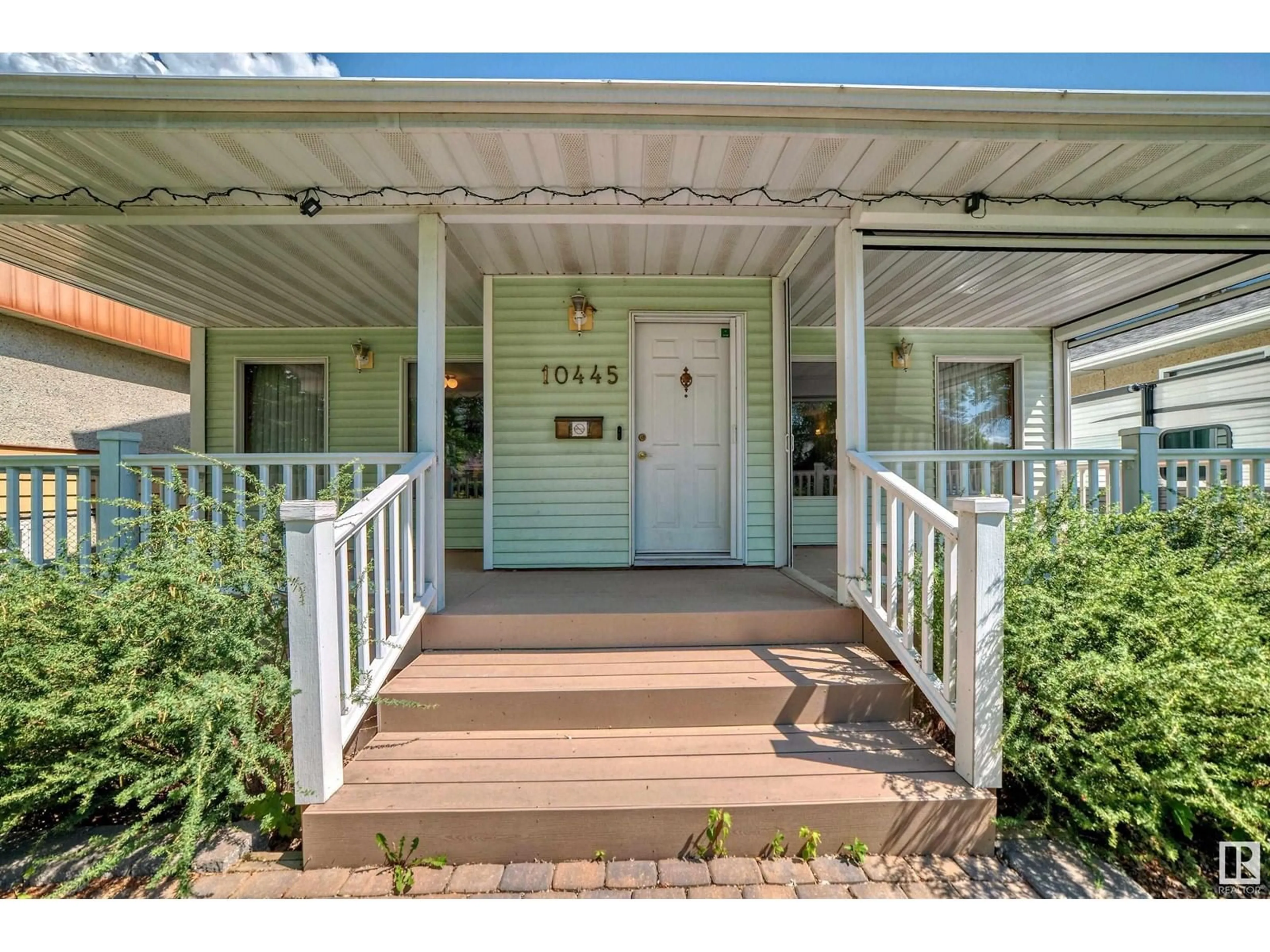 Indoor entryway for 10445 146 ST NW, Edmonton Alberta T5N3A5