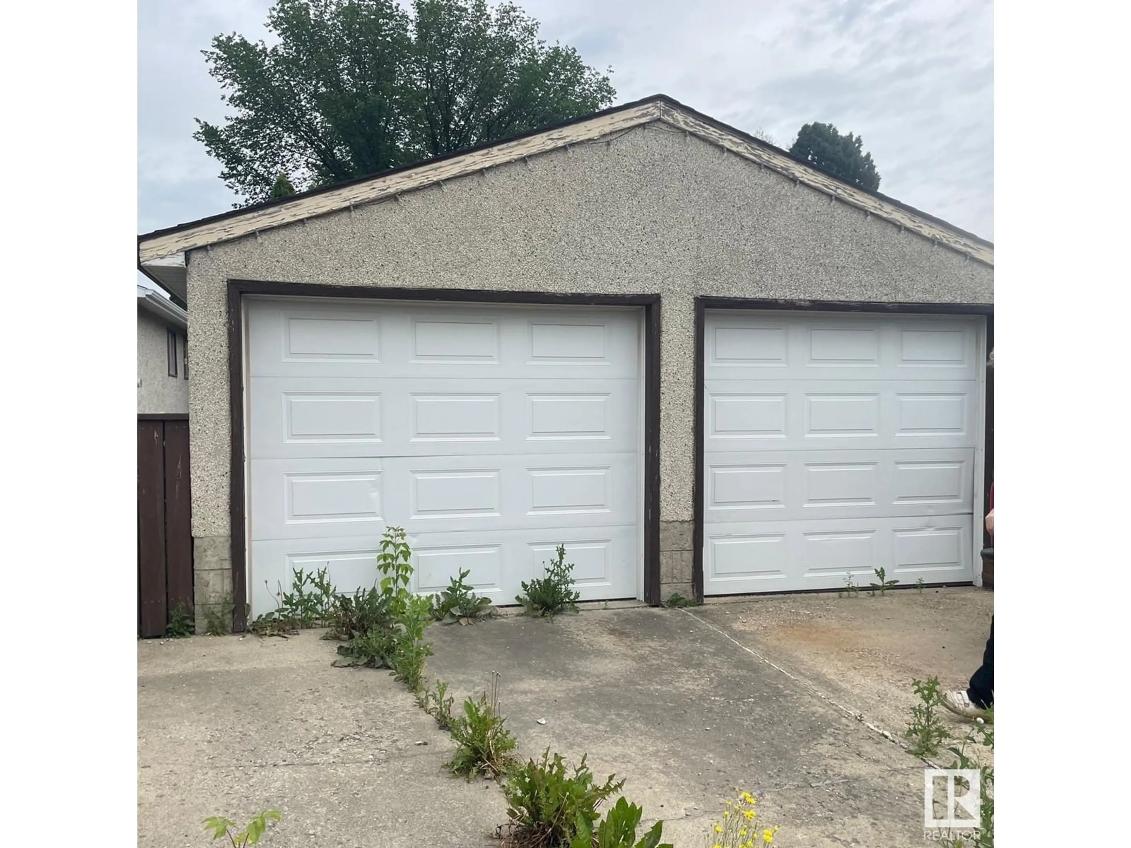 Indoor garage for 13408 139 ST NW, Edmonton Alberta T5L2C2