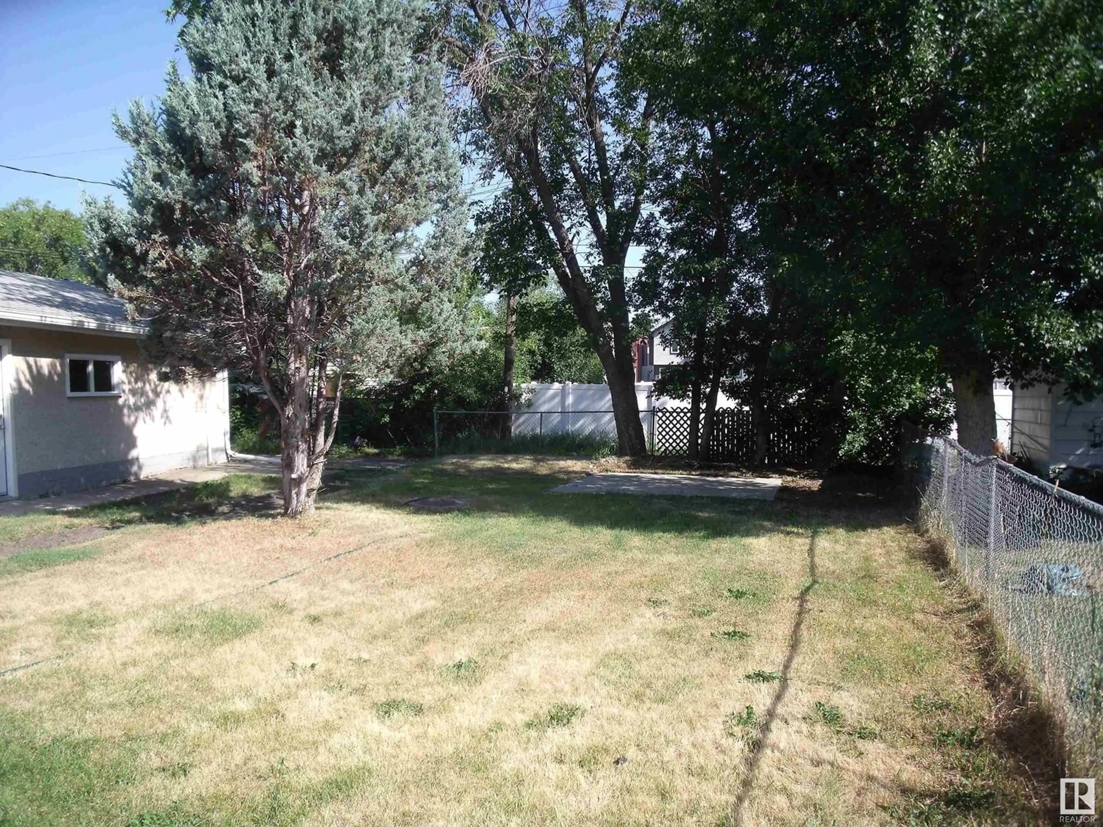 Fenced yard for 15966 106 AV NW, Edmonton Alberta T5P0W7