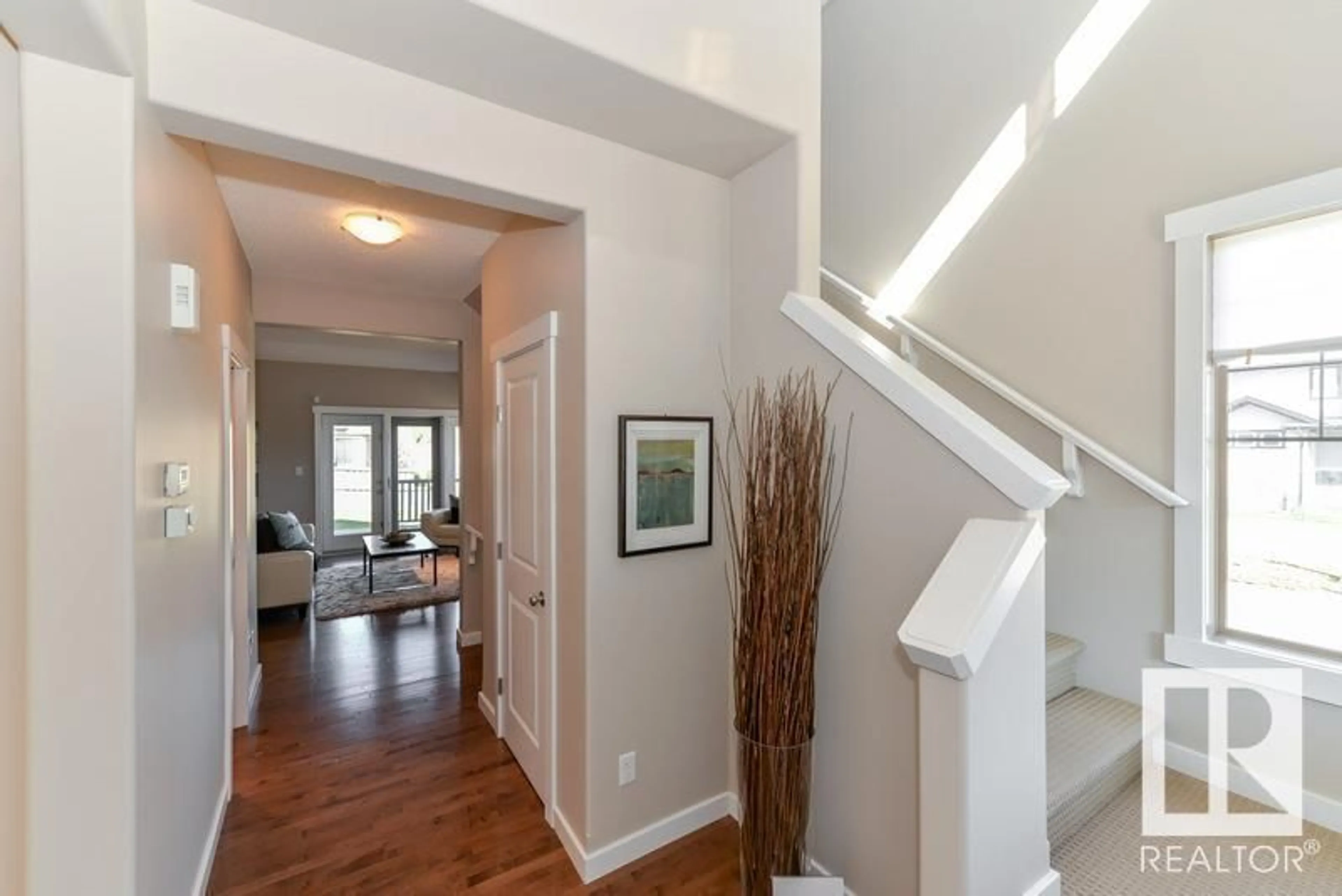 Indoor entryway for 2004 125 ST SW, Edmonton Alberta T6W0A4