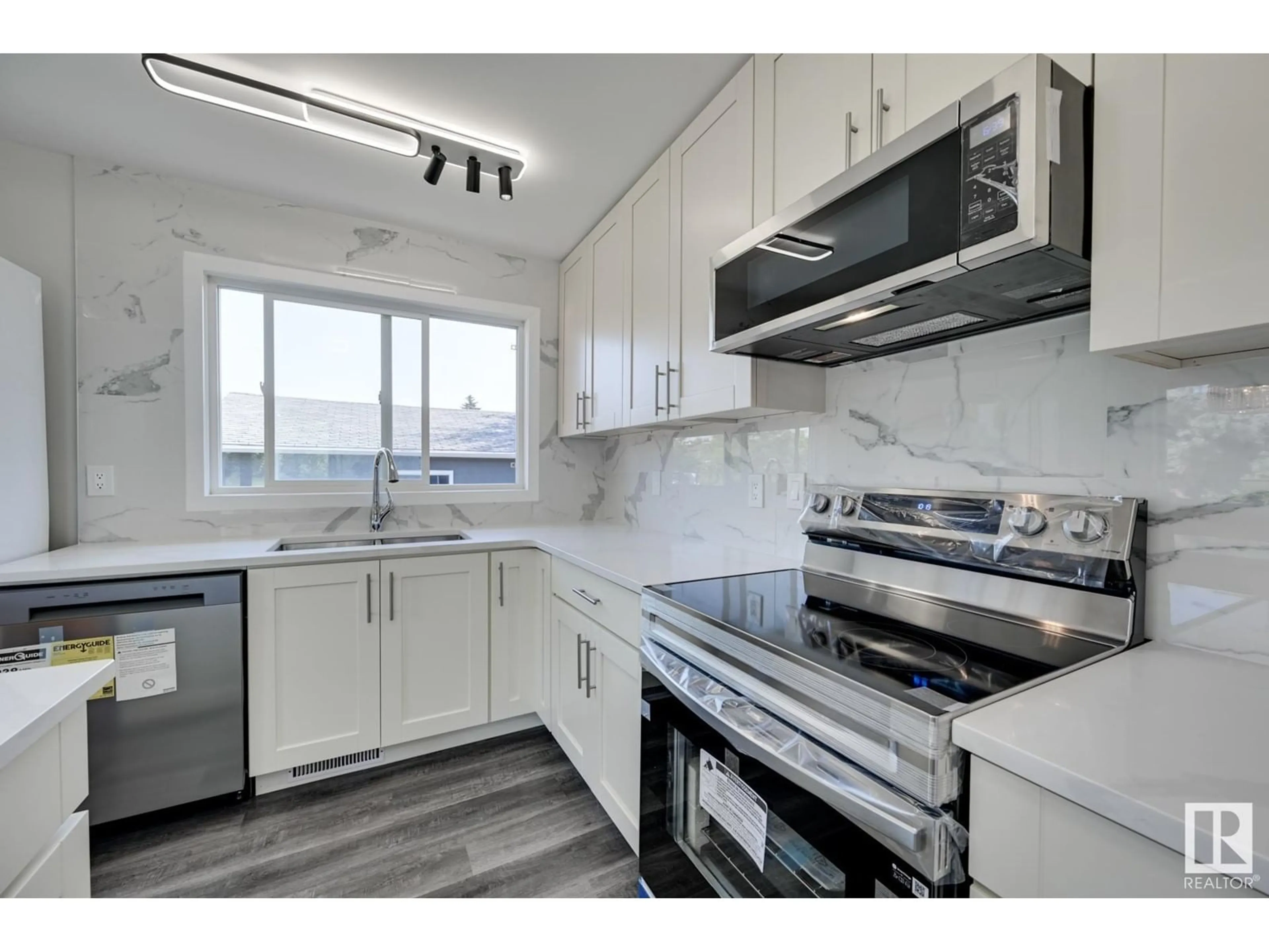 Standard kitchen for 577 MILLBOURNE E RD NW, Edmonton Alberta T6K0P4