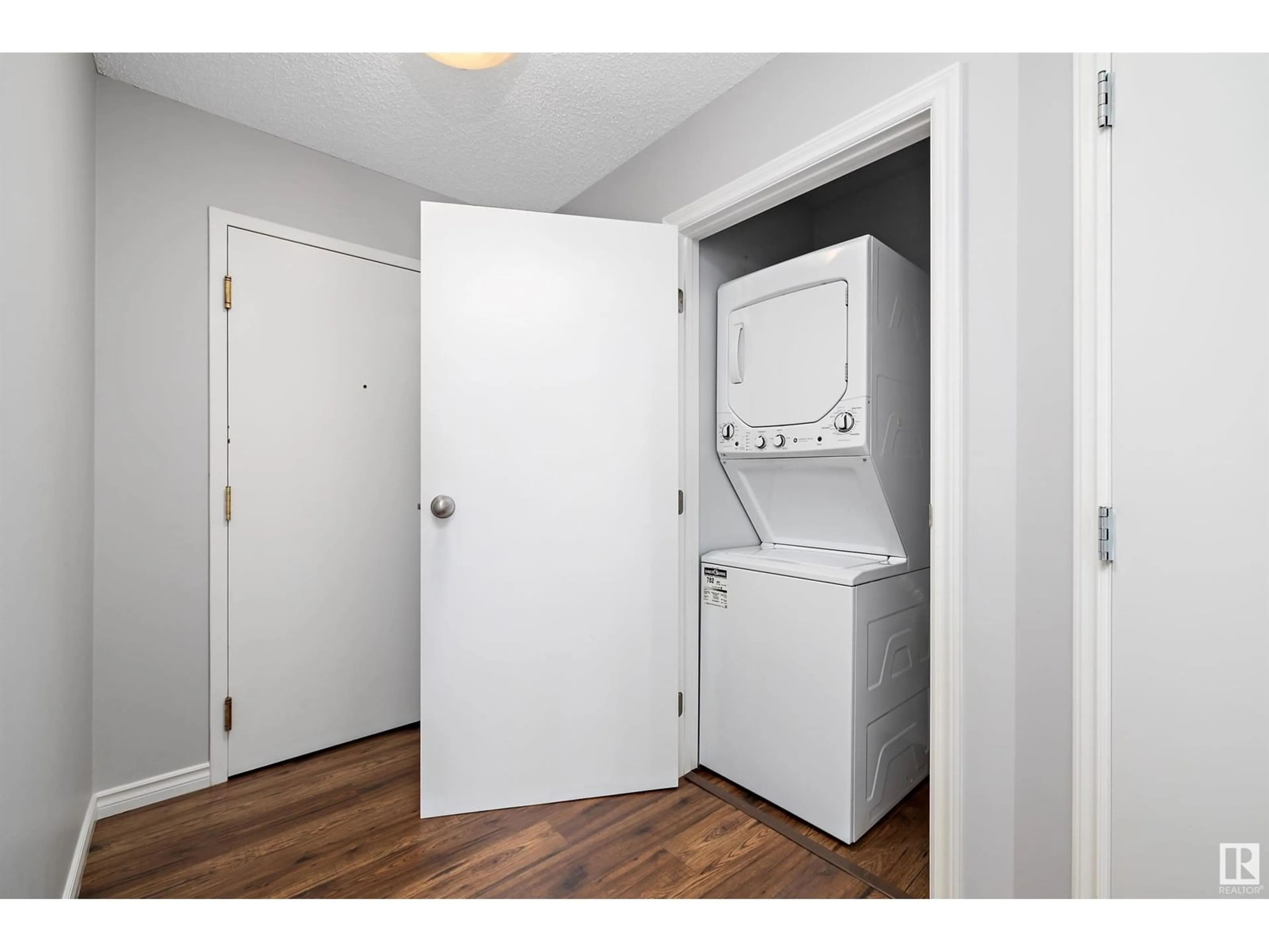 Indoor entryway for #228 6720 158 AV NW, Edmonton Alberta T5Z3B1