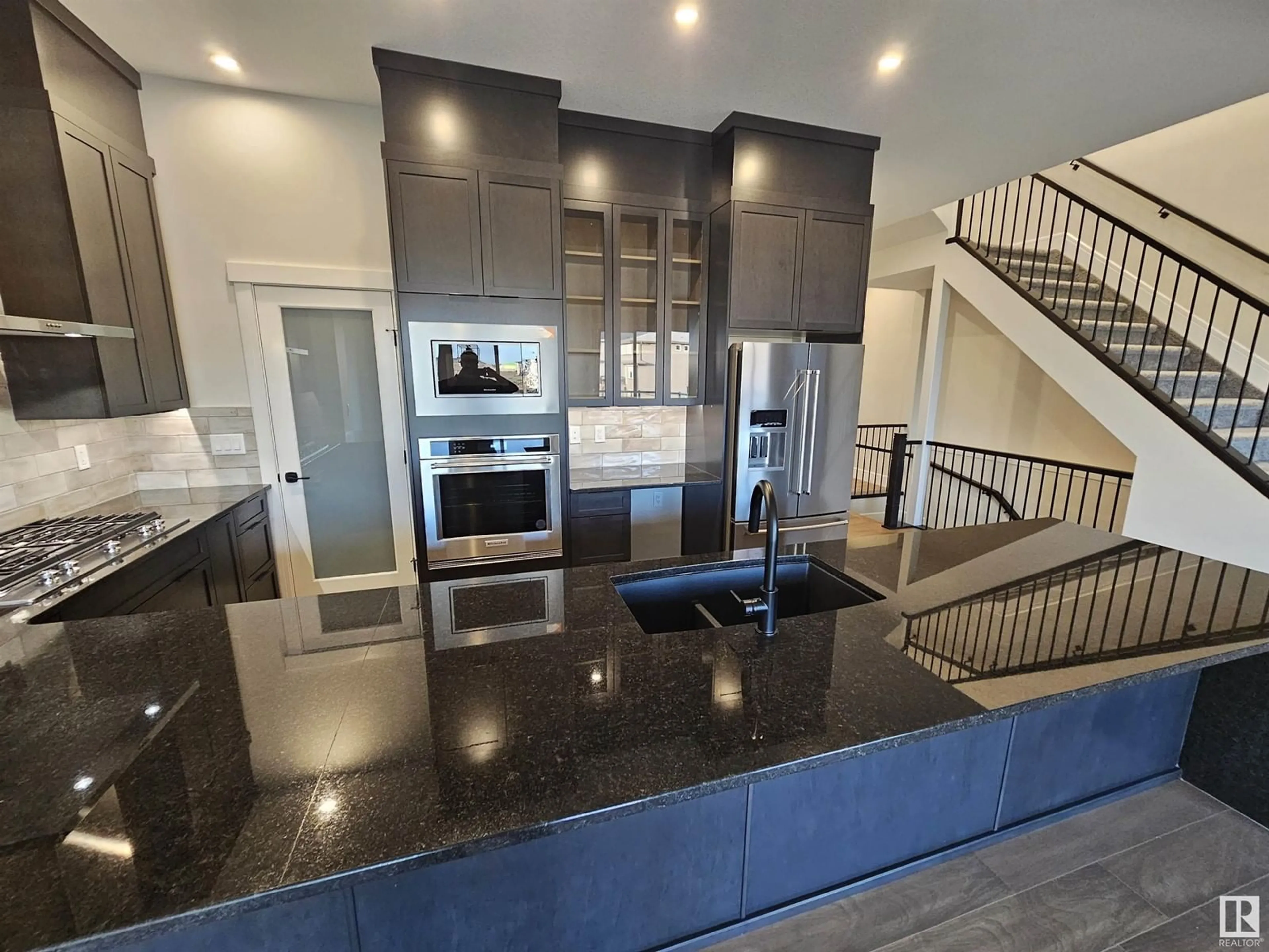 Contemporary kitchen for 20627 27 AV NW, Edmonton Alberta T6M0N9