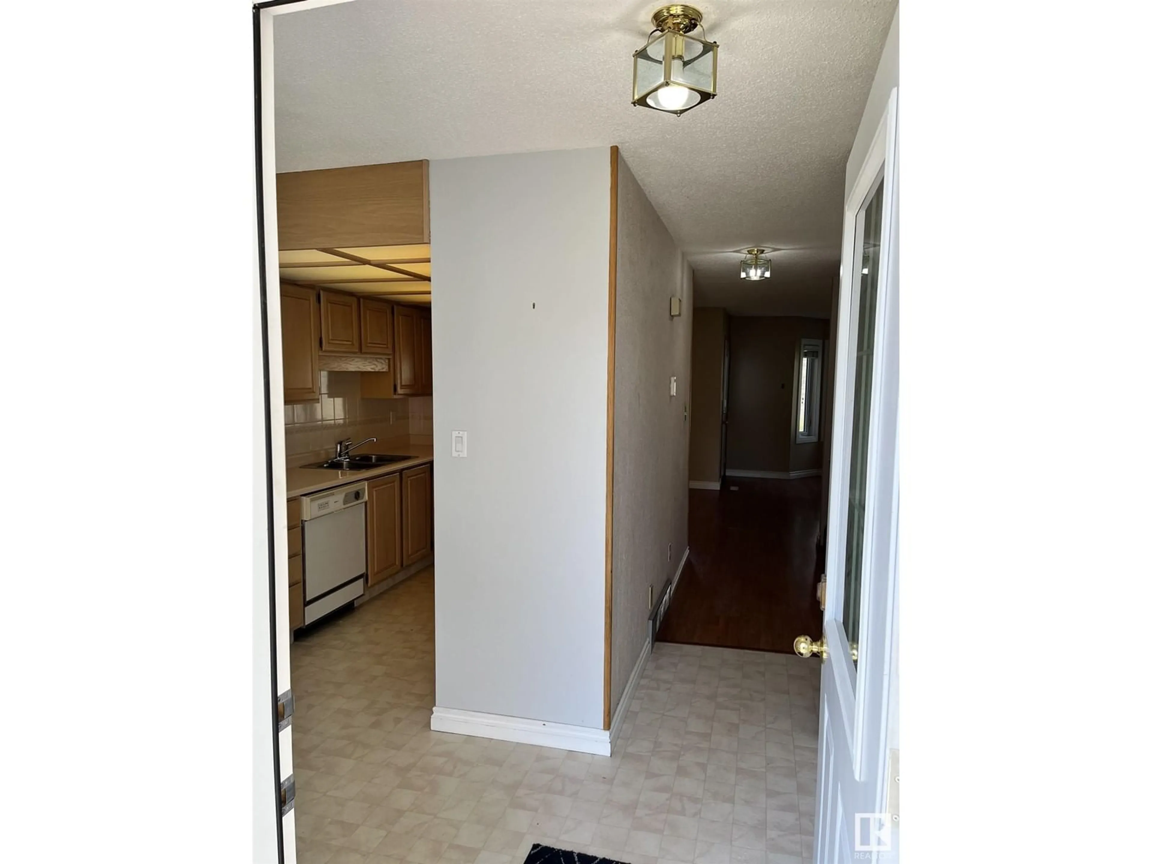 Indoor entryway for #14 3520 60 ST NW, Edmonton Alberta T6L6H5