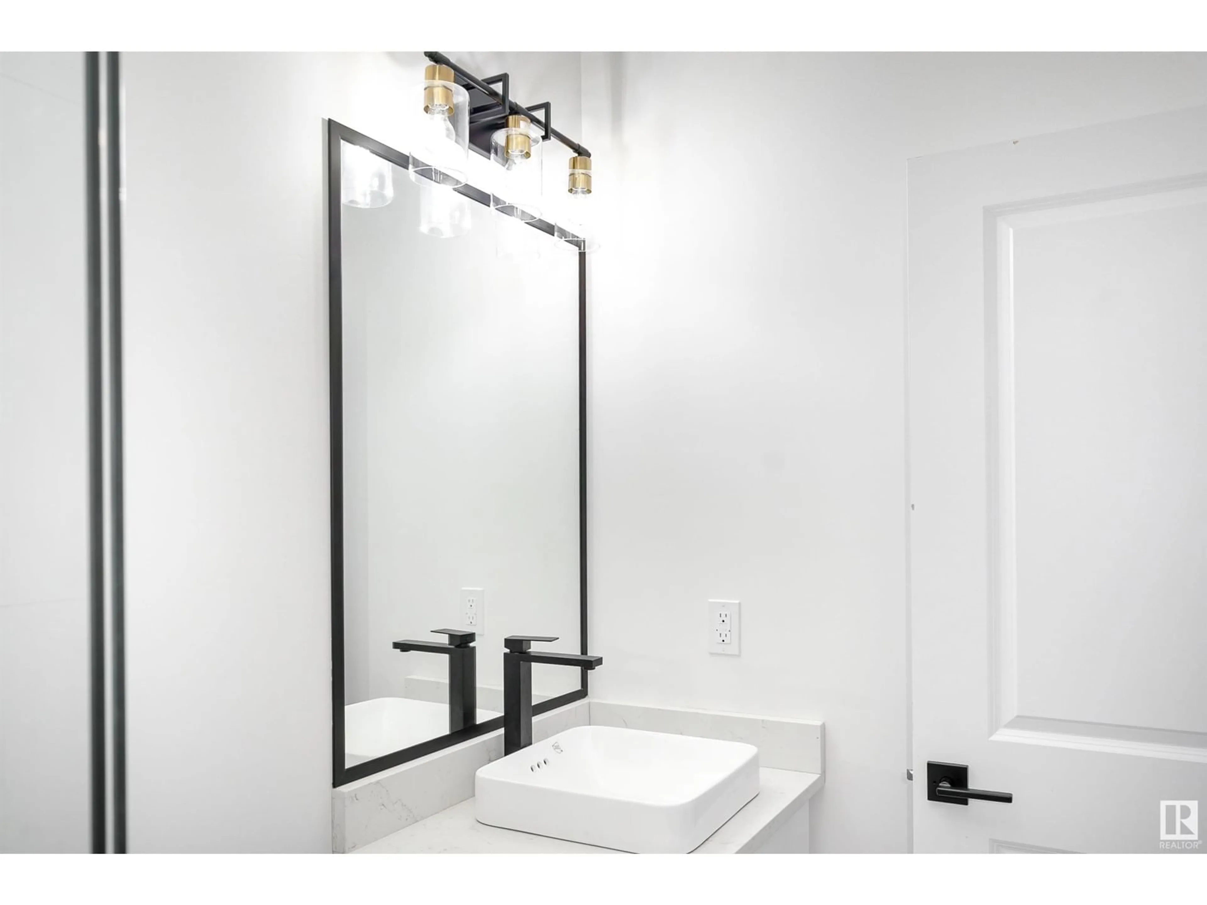 Contemporary bathroom for 38 WYNN RD, Fort Saskatchewan Alberta T8L0W5