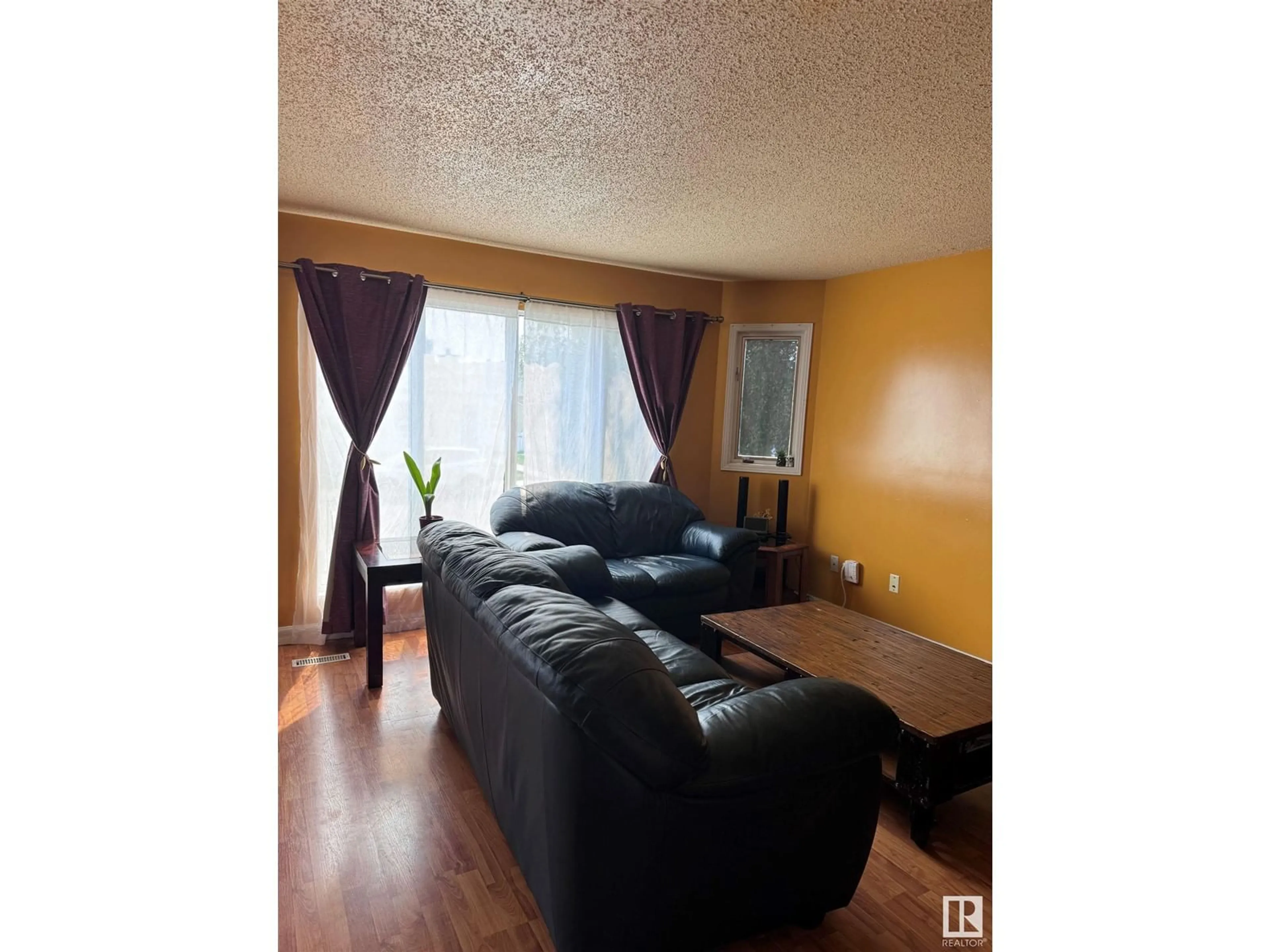 Living room for 8314 158 AV NW, Edmonton Alberta T5Z2P4