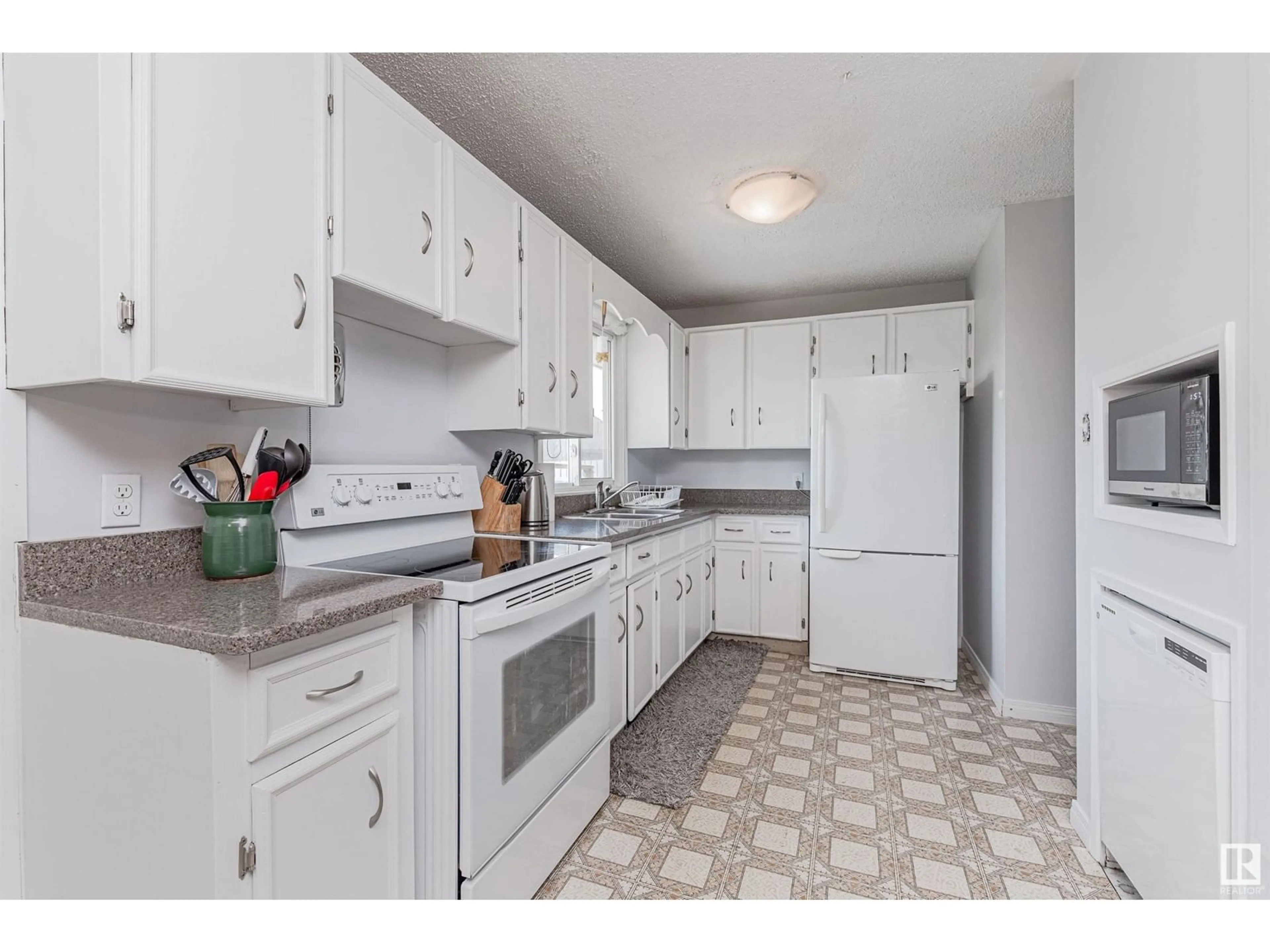 Standard kitchen for 8811 130 AV NW, Edmonton Alberta T5E0R8