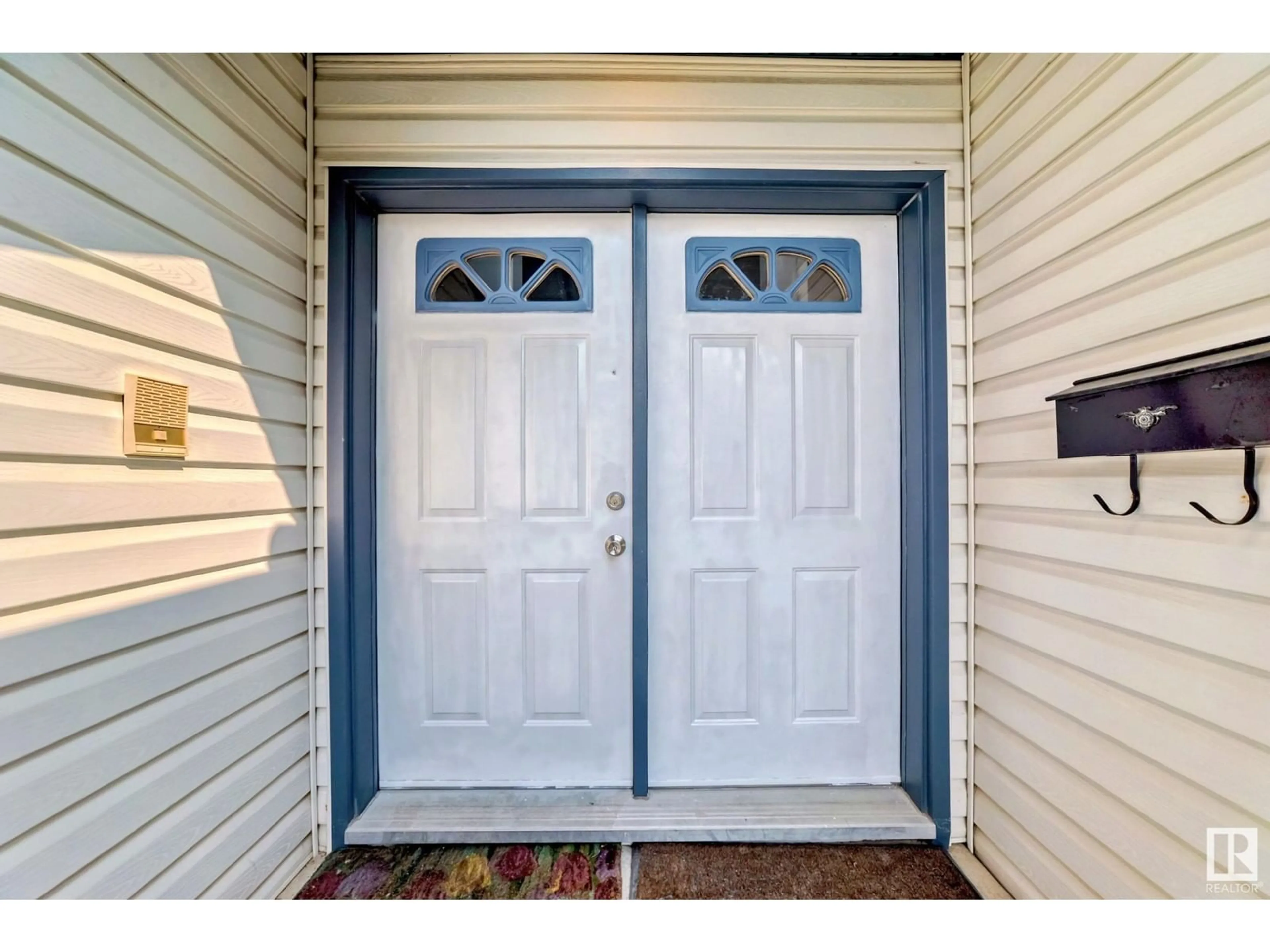 Indoor entryway for 123 FARNELL CL NW, Edmonton Alberta T6R2E4