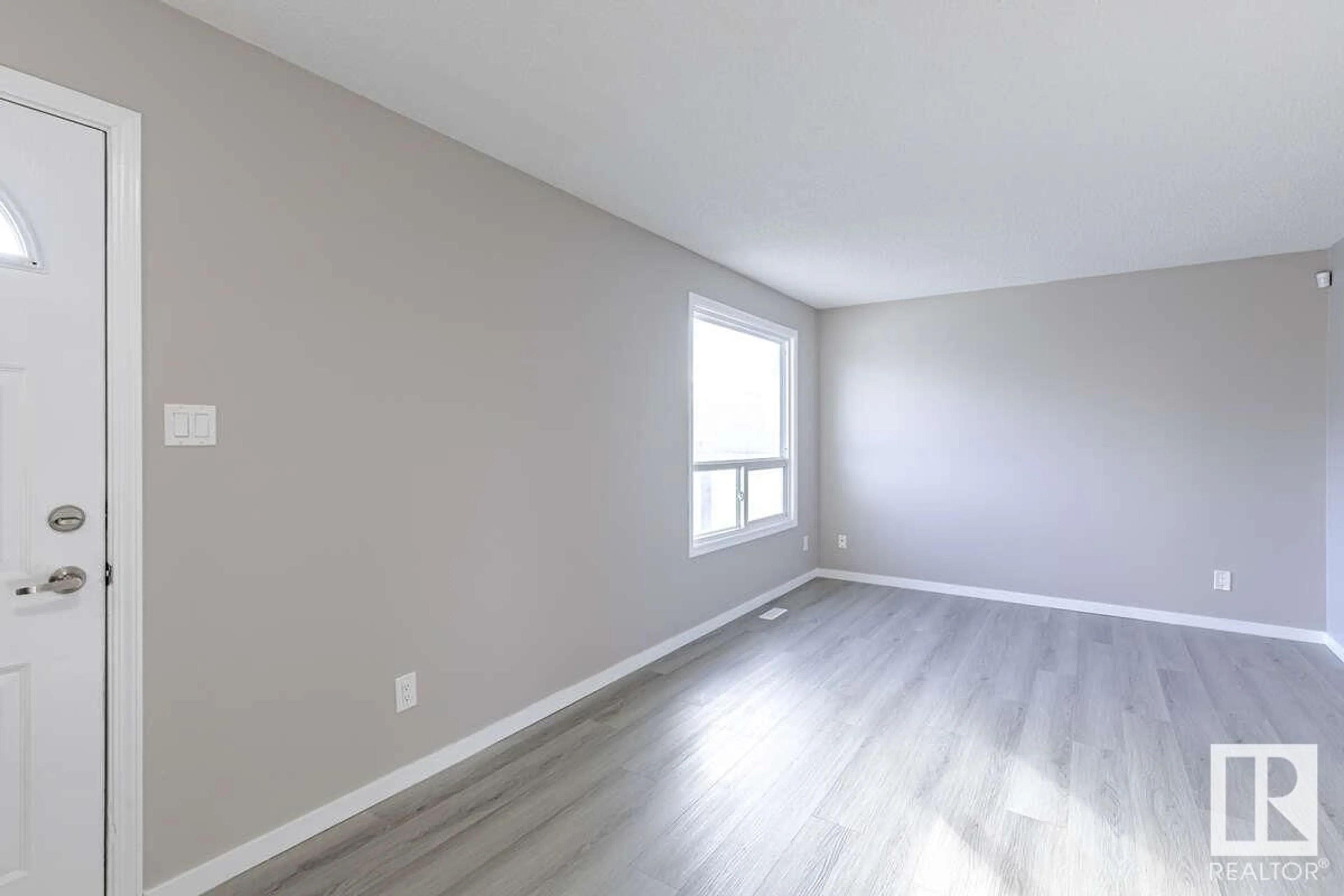 A pic of a room for 214 Dickinsfield CO NW, Edmonton Alberta T5E5V8