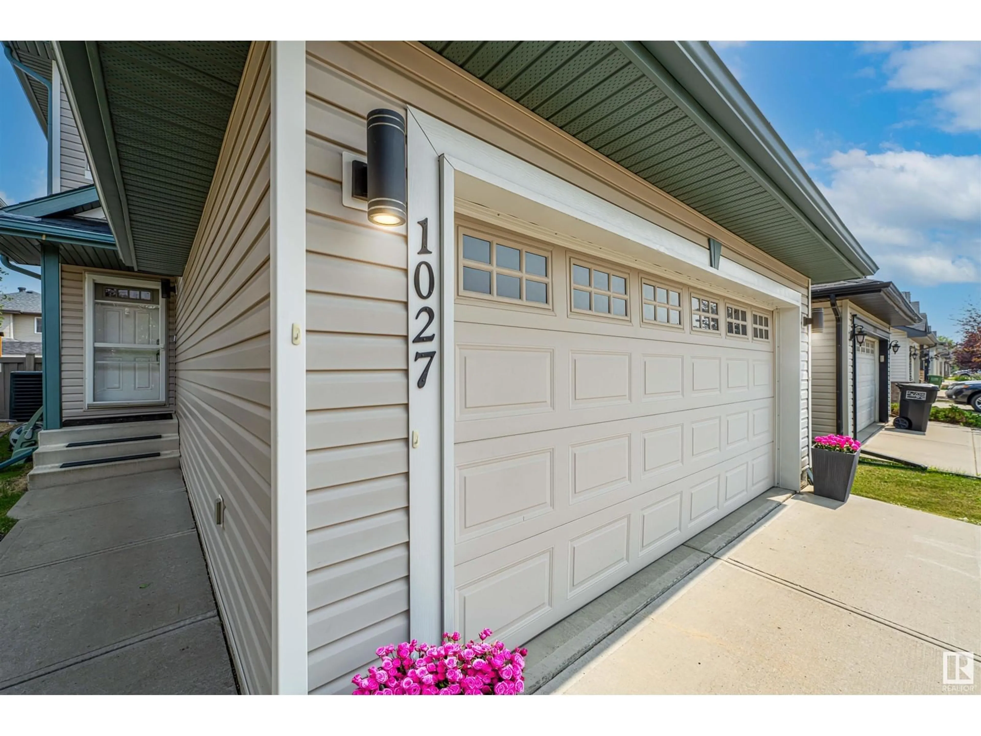 Indoor garage for 1027 118A ST SW, Edmonton Alberta T6W0B7