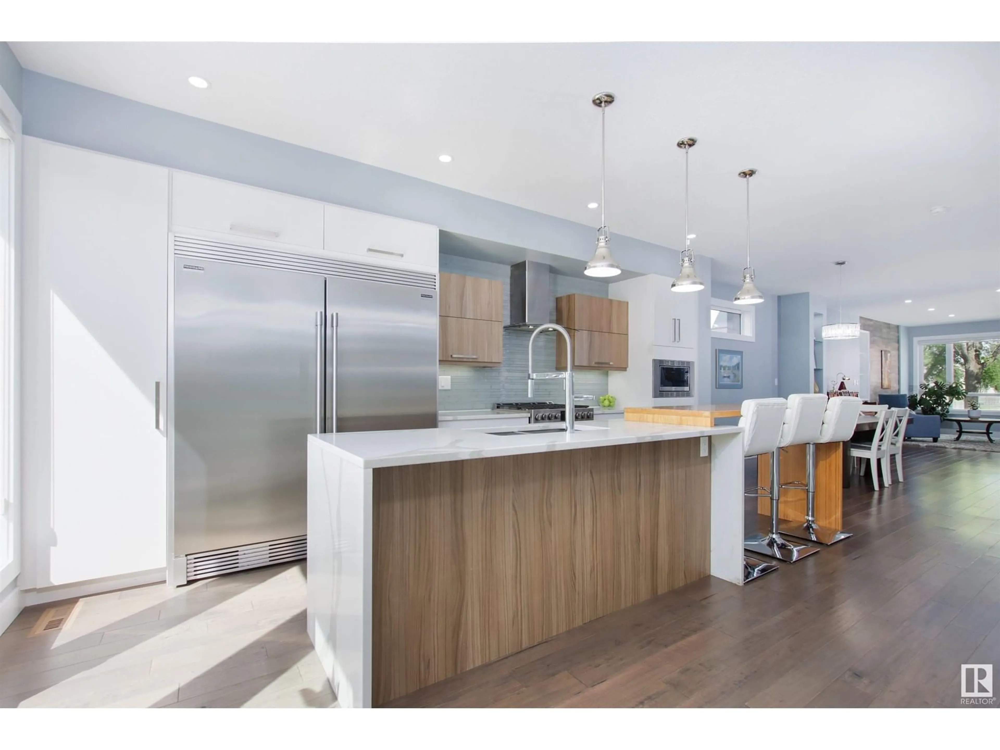 Contemporary kitchen for 10918 129 ST NW, Edmonton Alberta T5M0X9