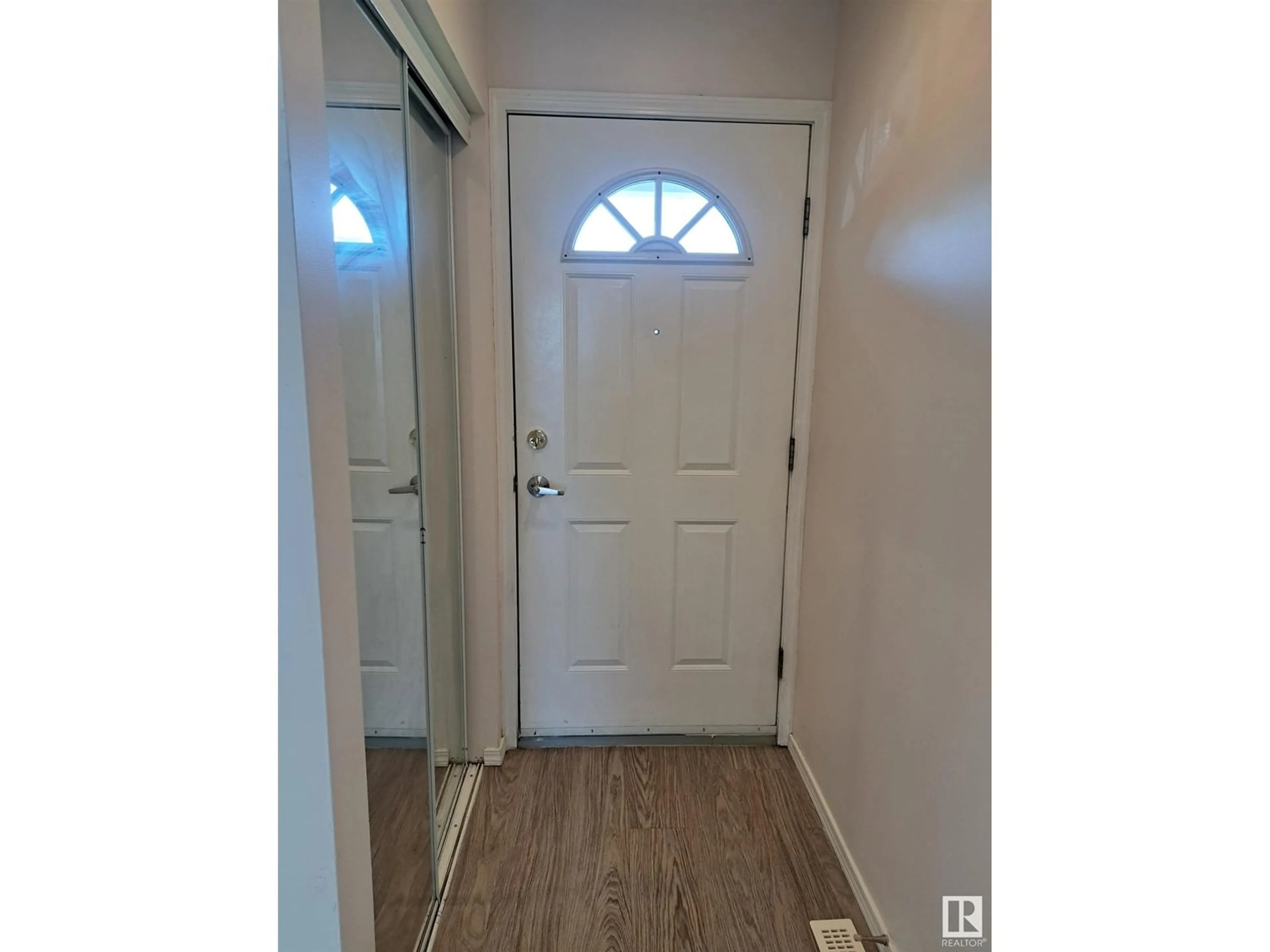 Indoor entryway for #31 1033 YOUVILLE DR W NW, Edmonton Alberta T6L6V9