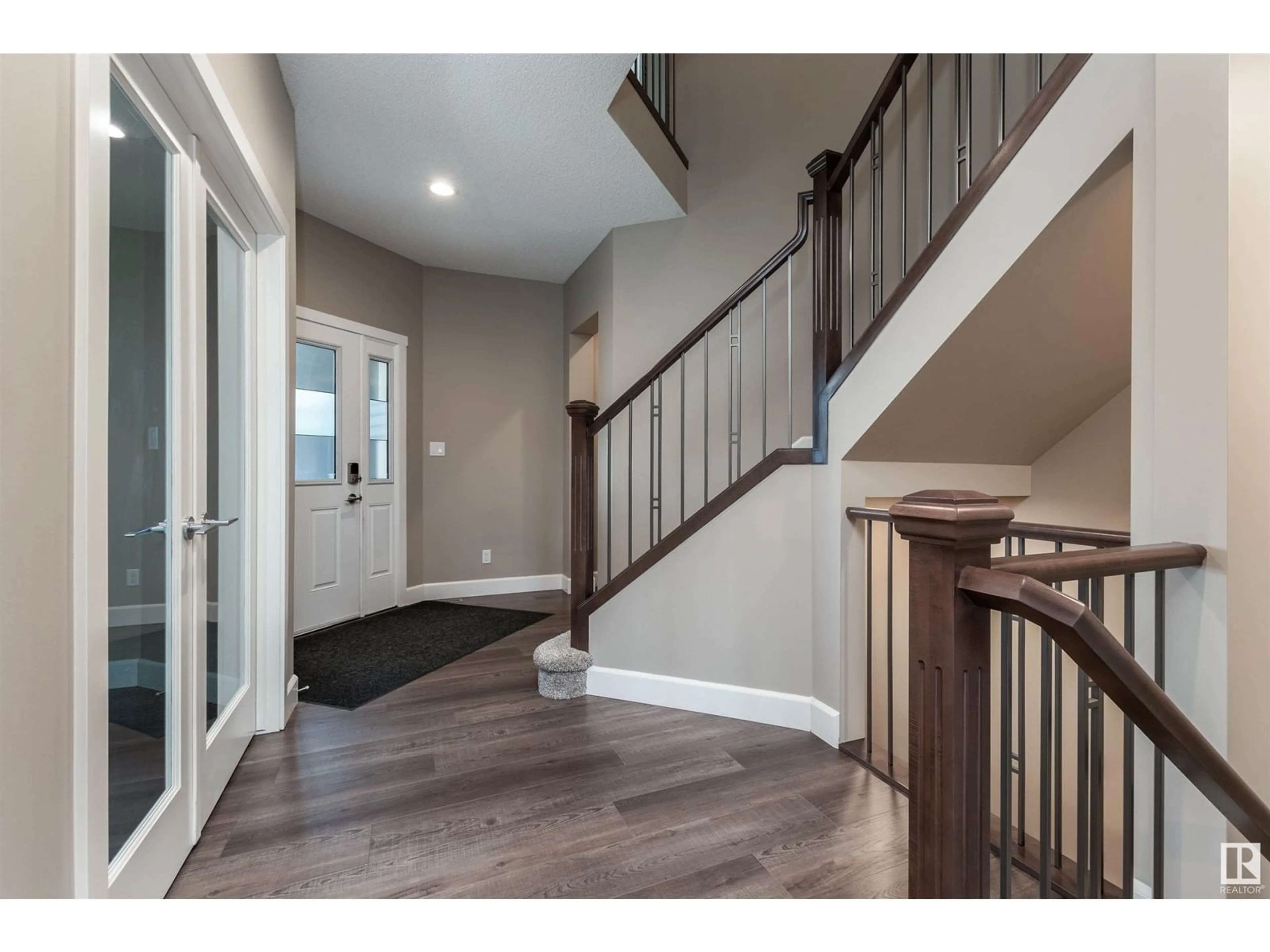 Indoor entryway for 716 40 ST SW, Edmonton Alberta T6X2G4