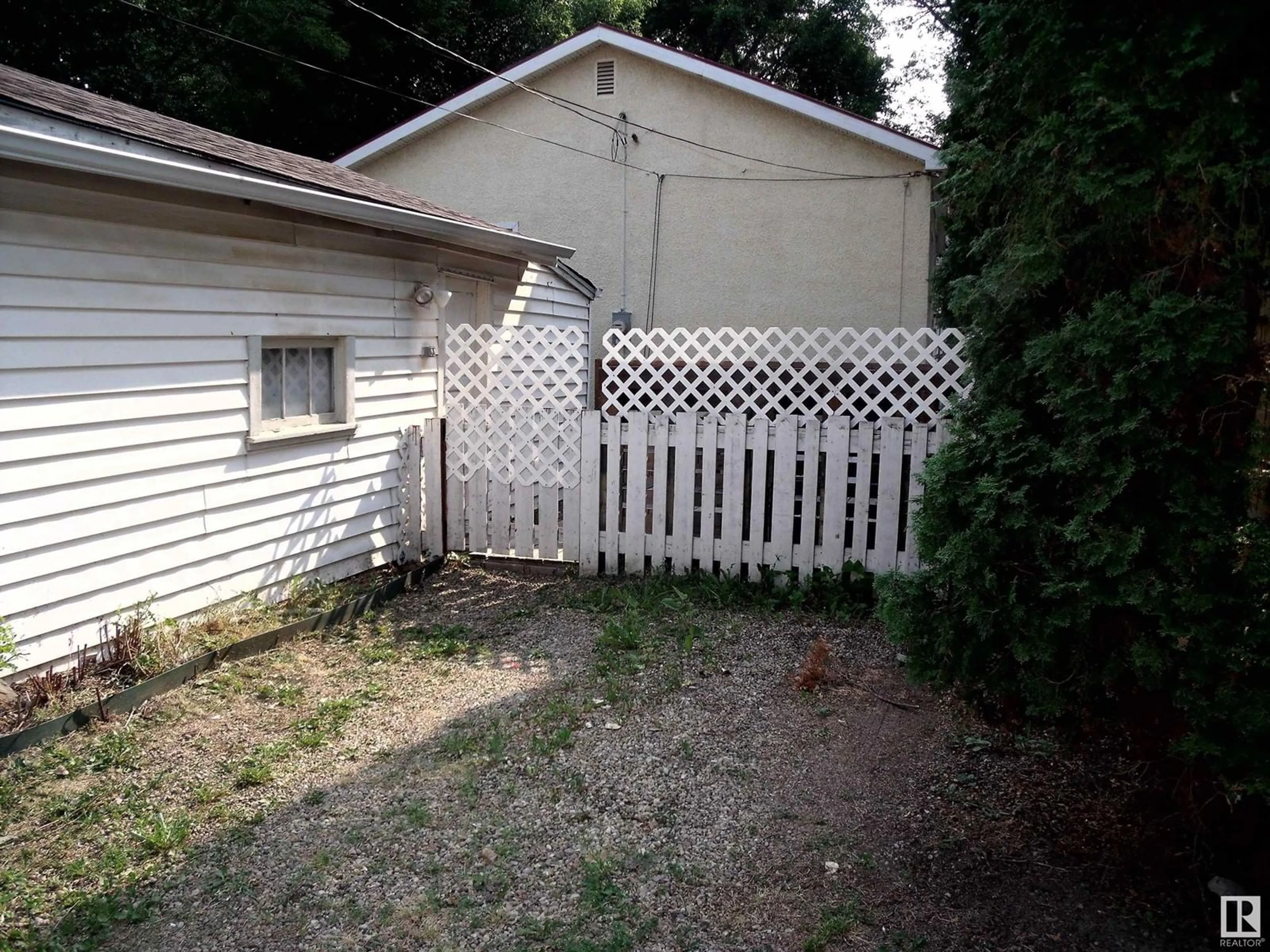 Fenced yard for 9408 100A ST NW, Edmonton Alberta T5K0V3