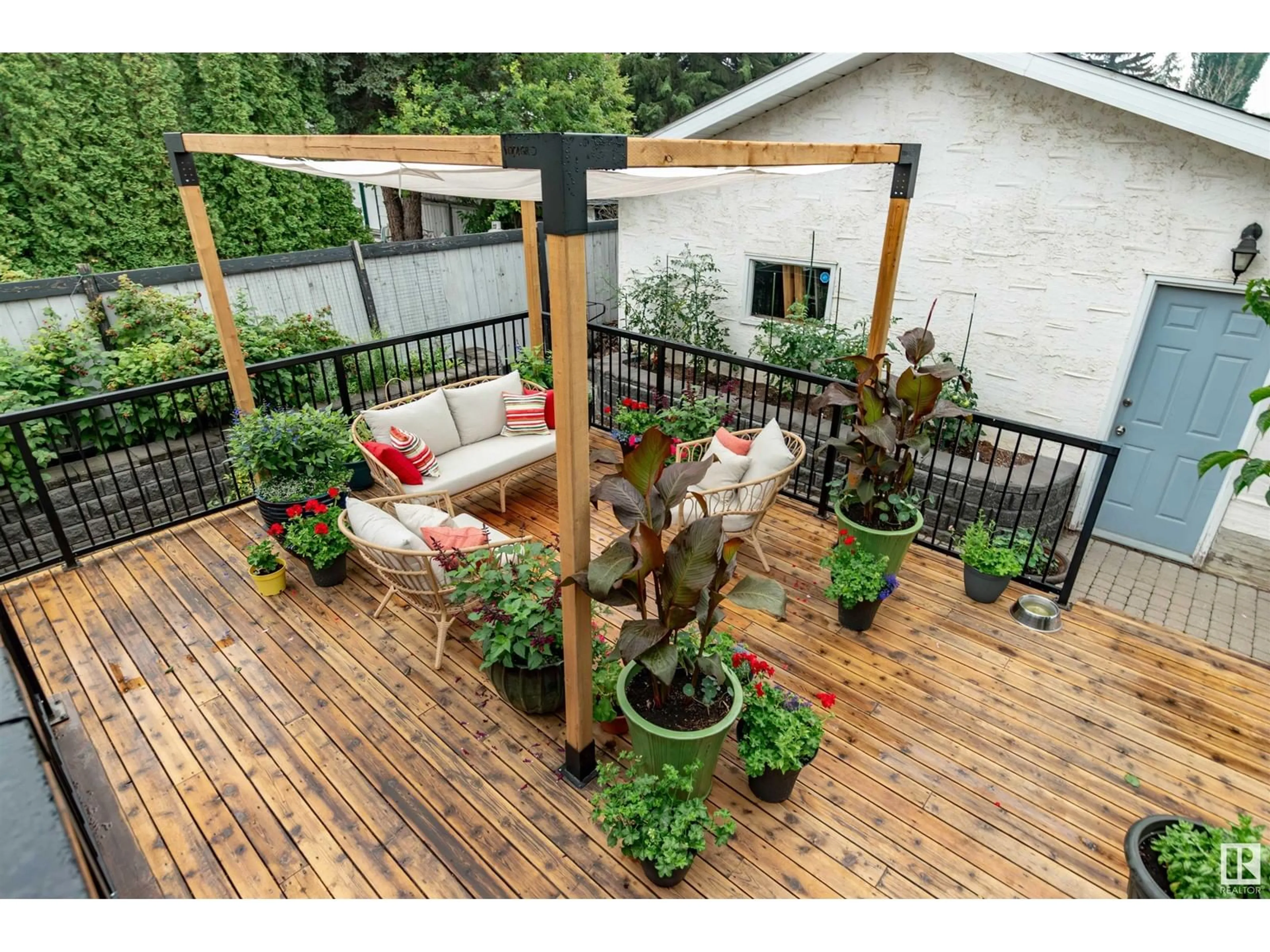 Patio for 1104 75 ST NW, Edmonton Alberta T6K2S2