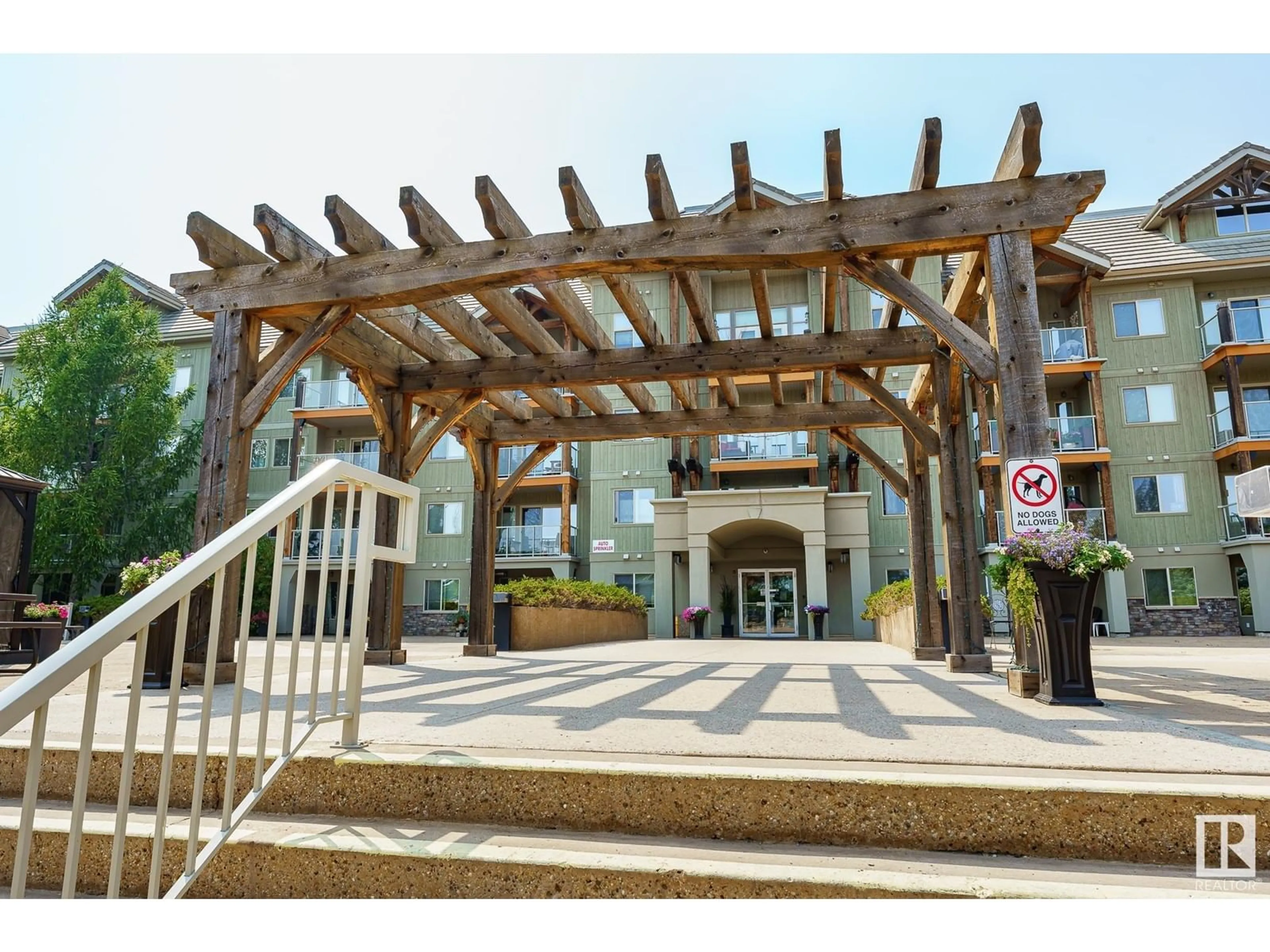 Indoor foyer for #105 278 SUDER GREENS DR NW, Edmonton Alberta T5T6V6