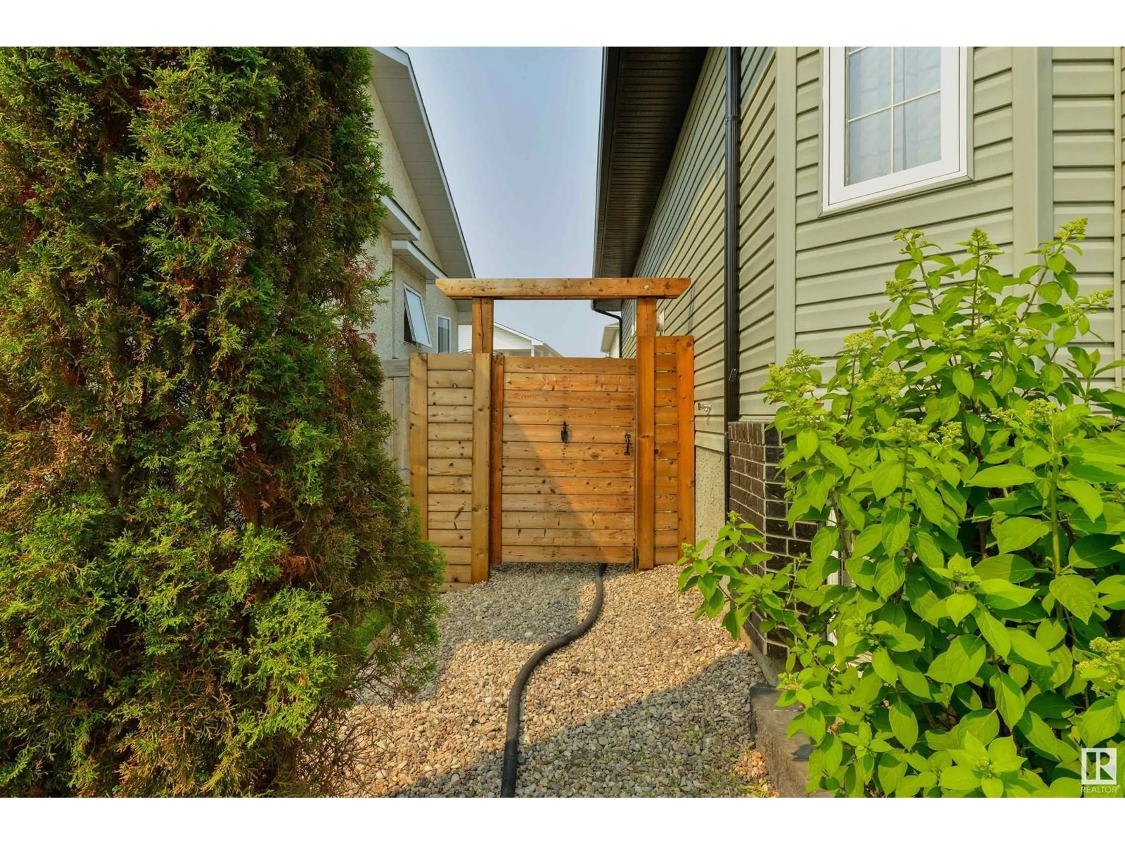 Fenced yard for 417 HOLLICK-KENYON RD NW, Edmonton Alberta T5Y2T9