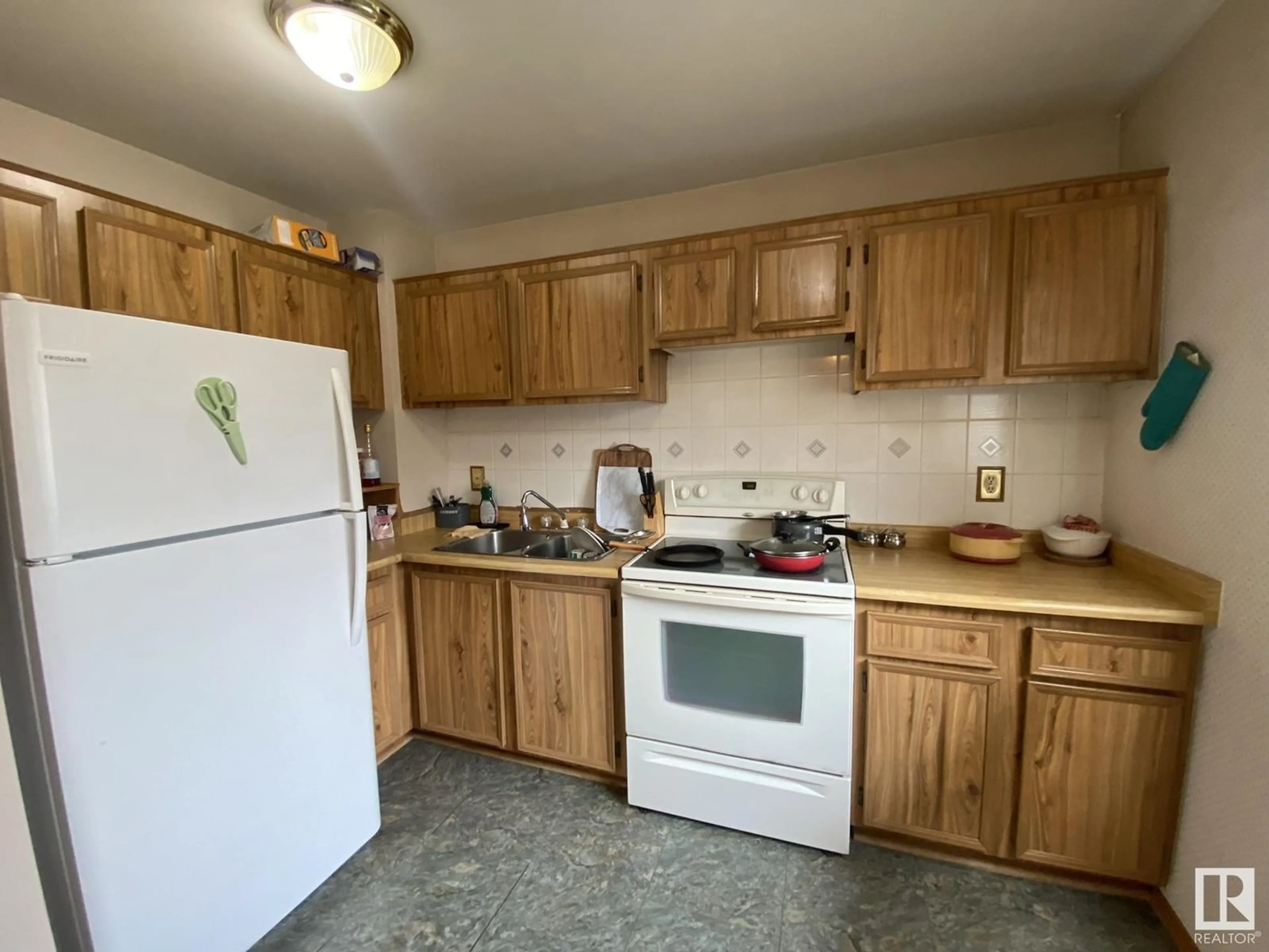Standard kitchen for 1734 37 ST NW, Edmonton Alberta T6L2R7