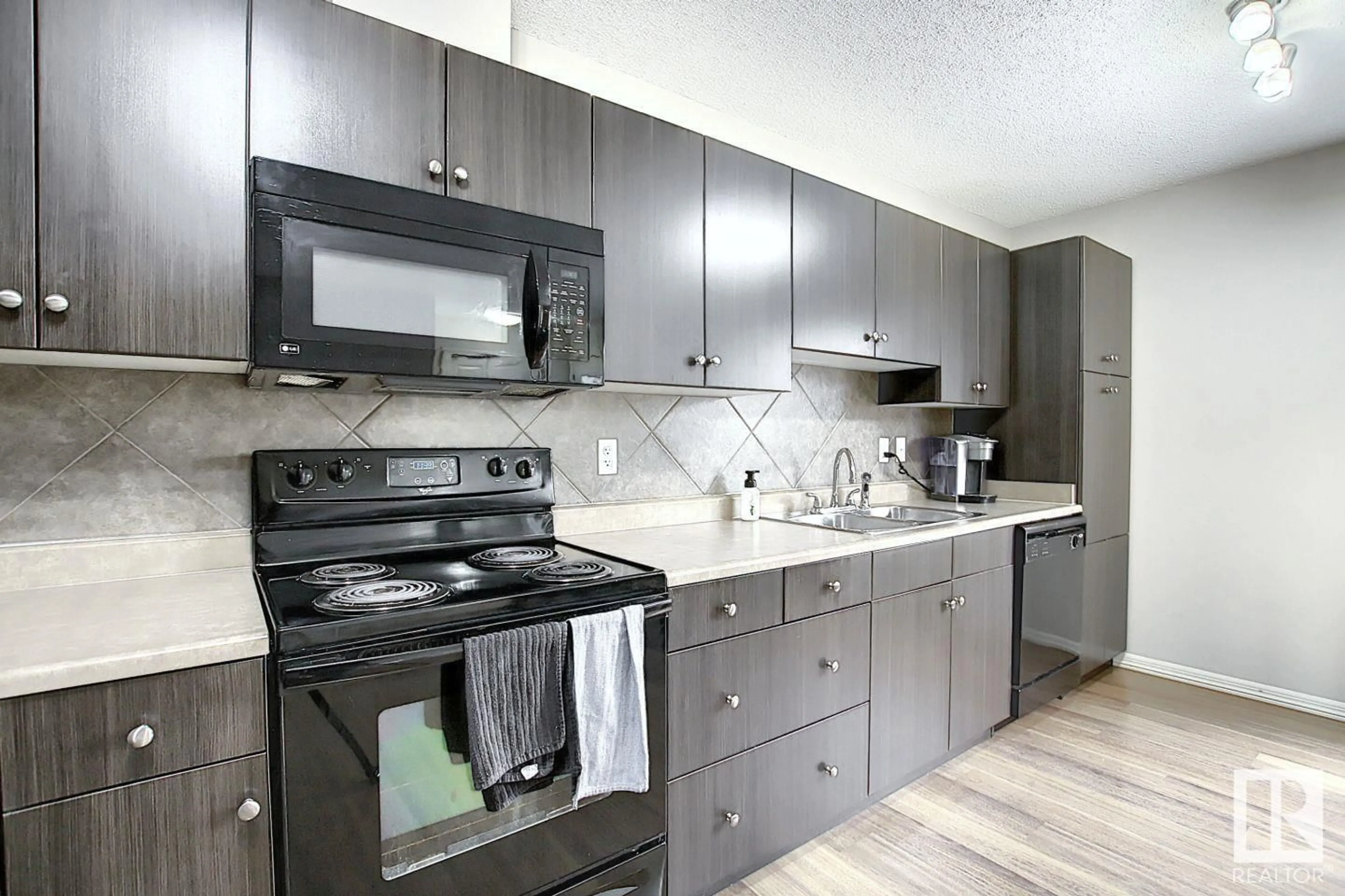 Standard kitchen for 742 WELSH DR SW, Edmonton Alberta T6X0N3