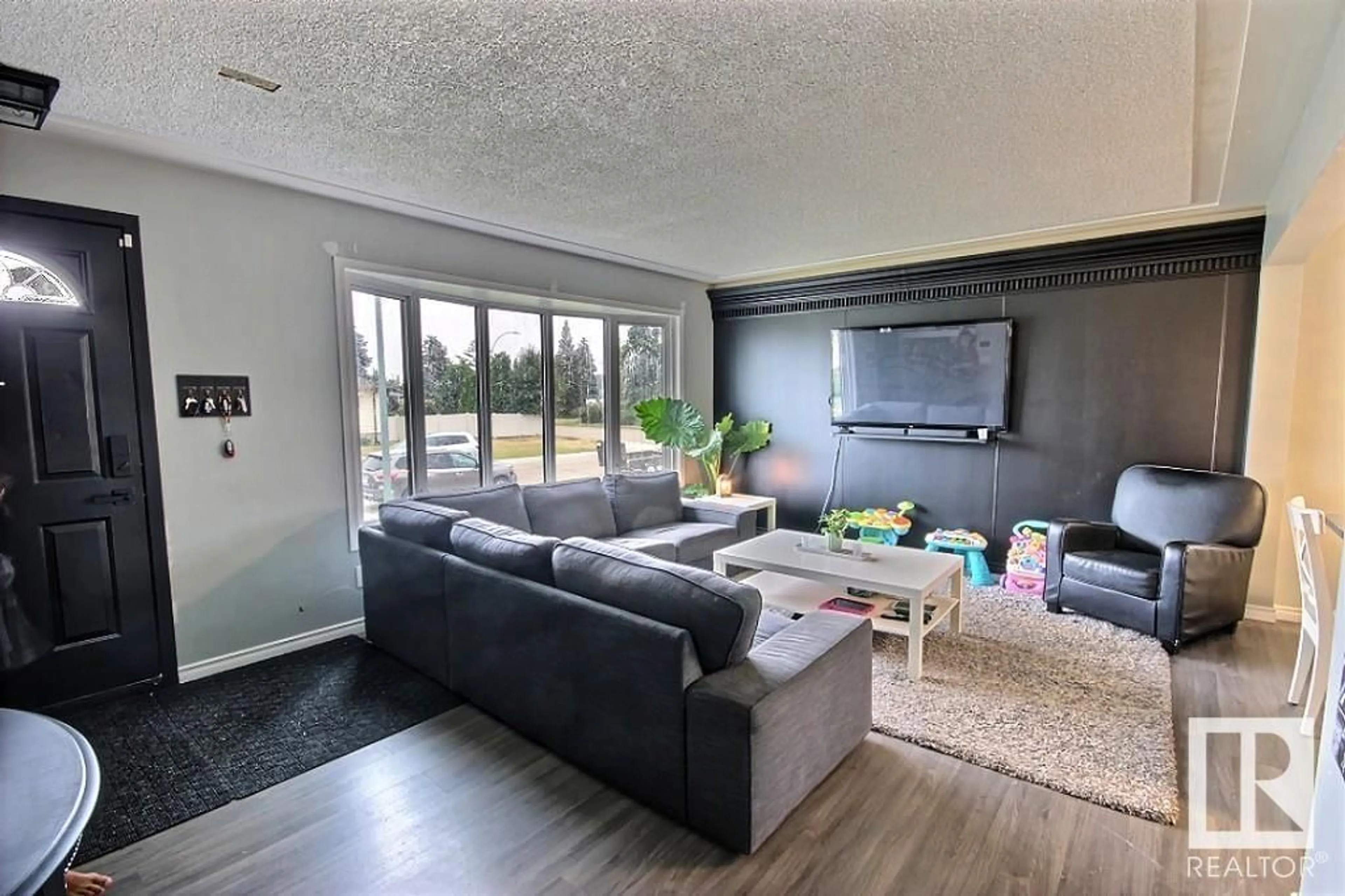 Living room for 10923 134A AV NW, Edmonton Alberta T5E1M2