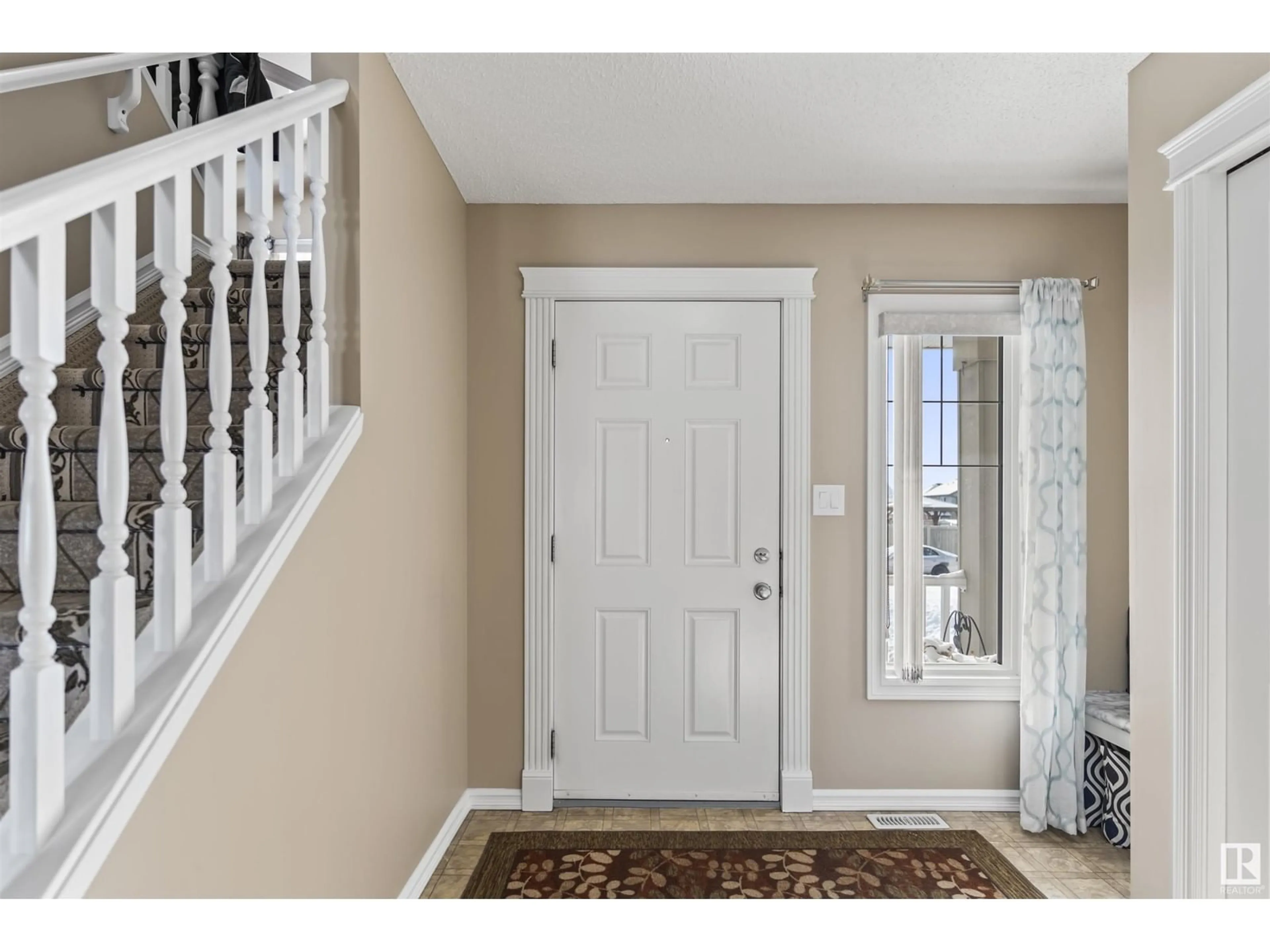 Indoor entryway for 2012 33A AV NW, Edmonton Alberta T6T0C5