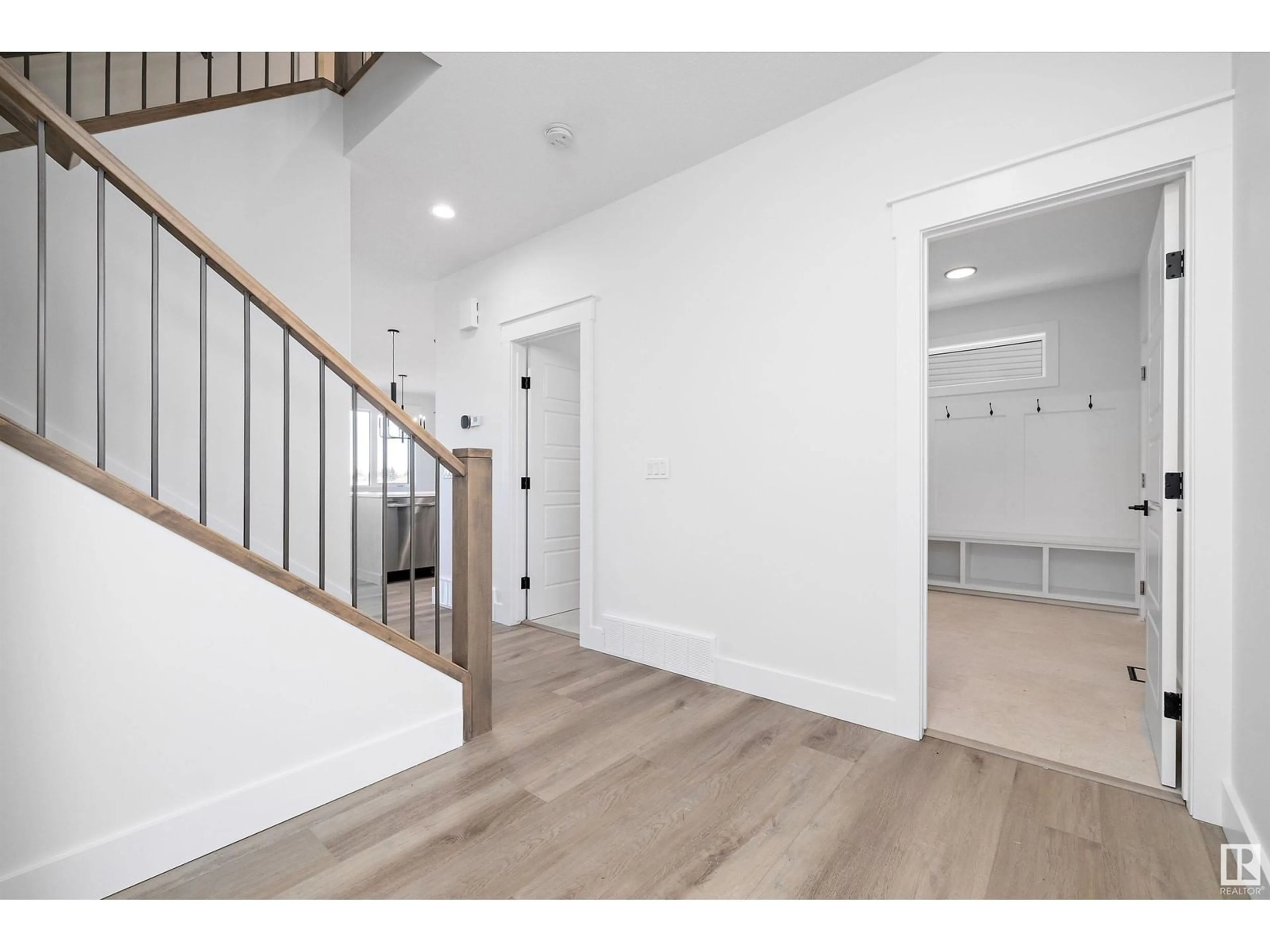 Indoor entryway, wood floors for 10232 92A AV, Morinville Alberta T8R1P7