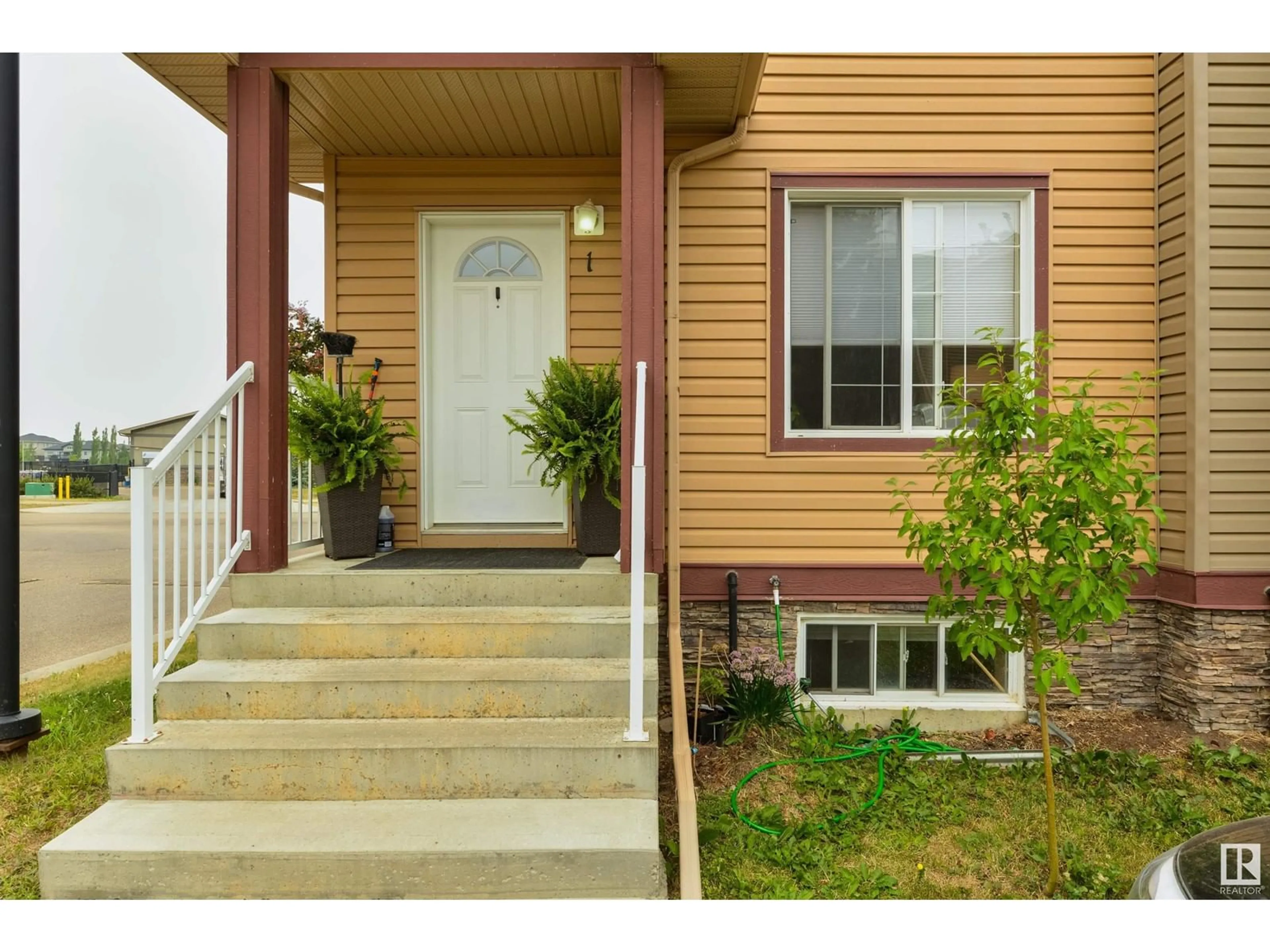 Indoor entryway for #1 320 SPRUCE RIDGE RD, Spruce Grove Alberta T7X0A6