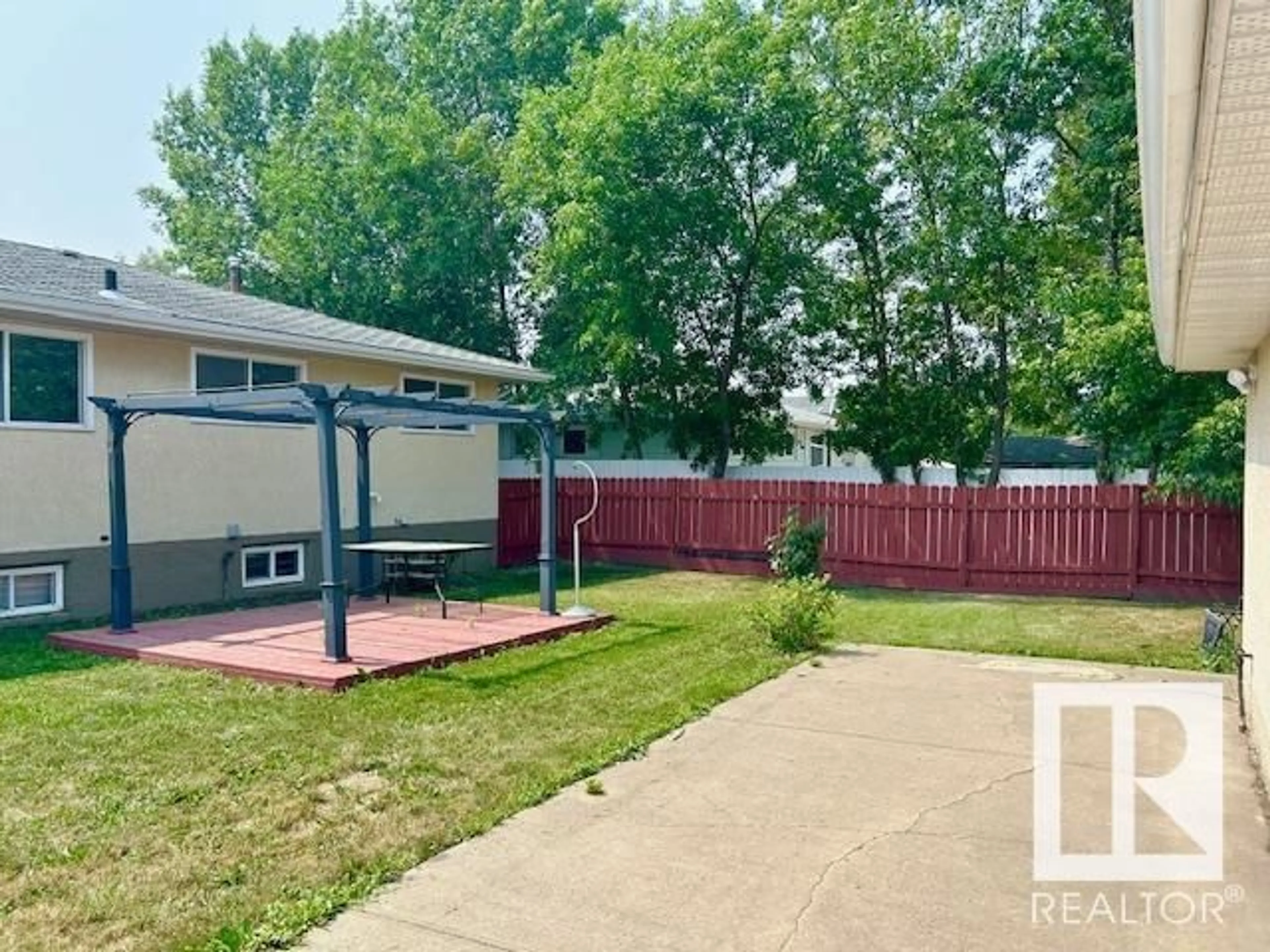 Fenced yard for 7120 139 AV NW, Edmonton Alberta T5C2M2