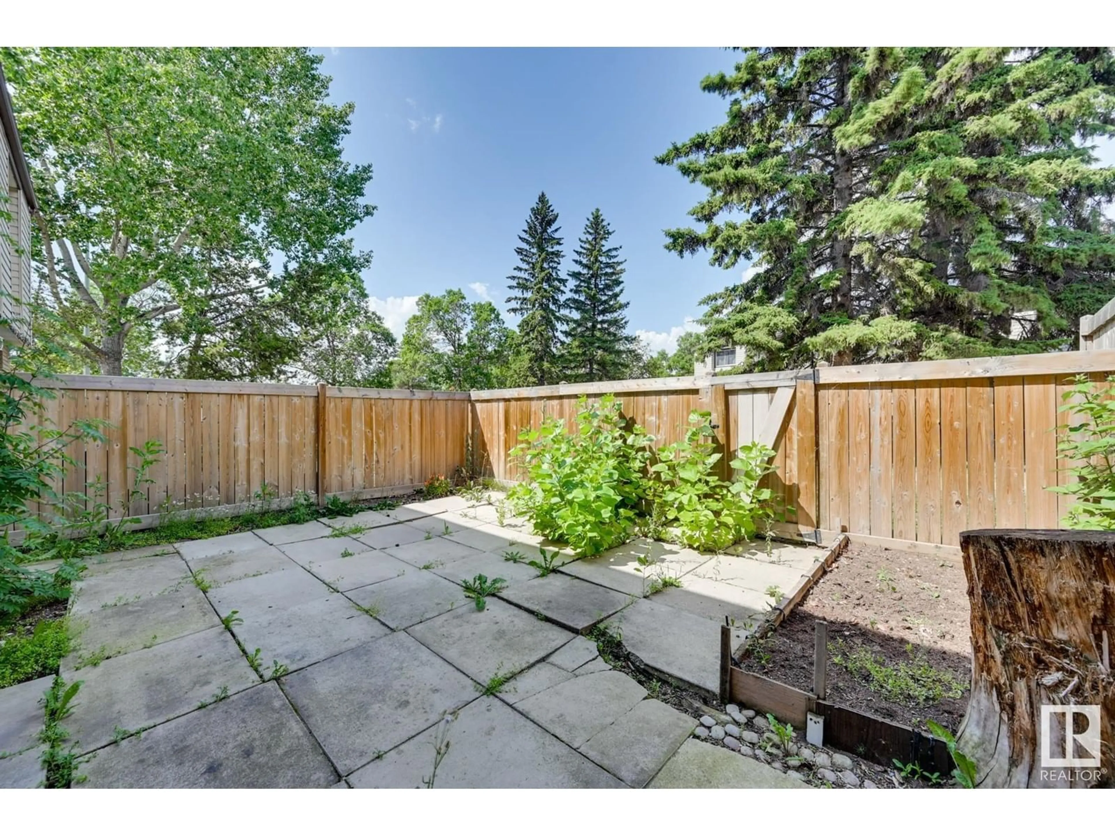 Fenced yard for 70 GRANDIN VG, St. Albert Alberta T8N1R9