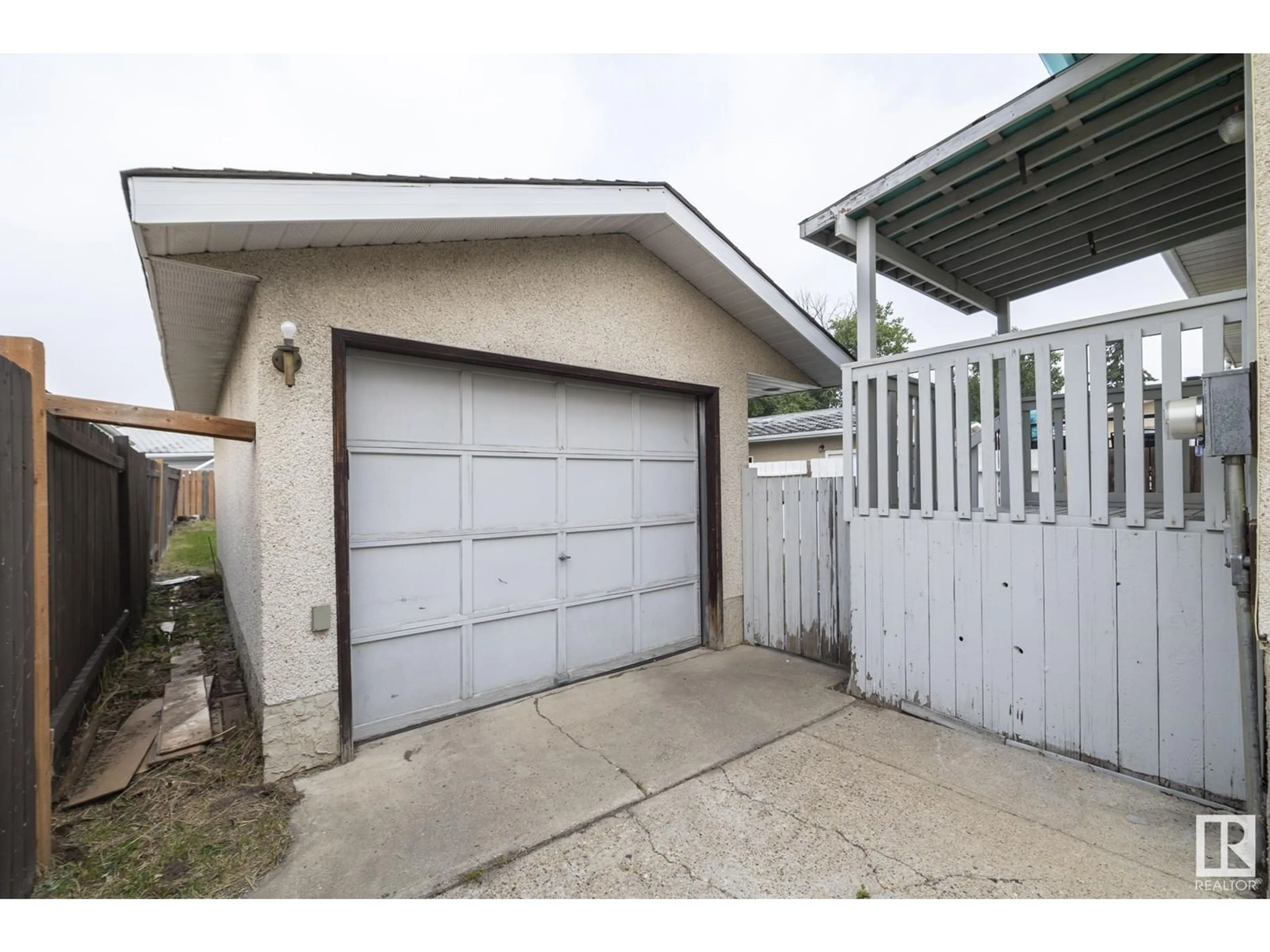 Indoor garage for 13232 38 ST NW, Edmonton Alberta T5A3G4