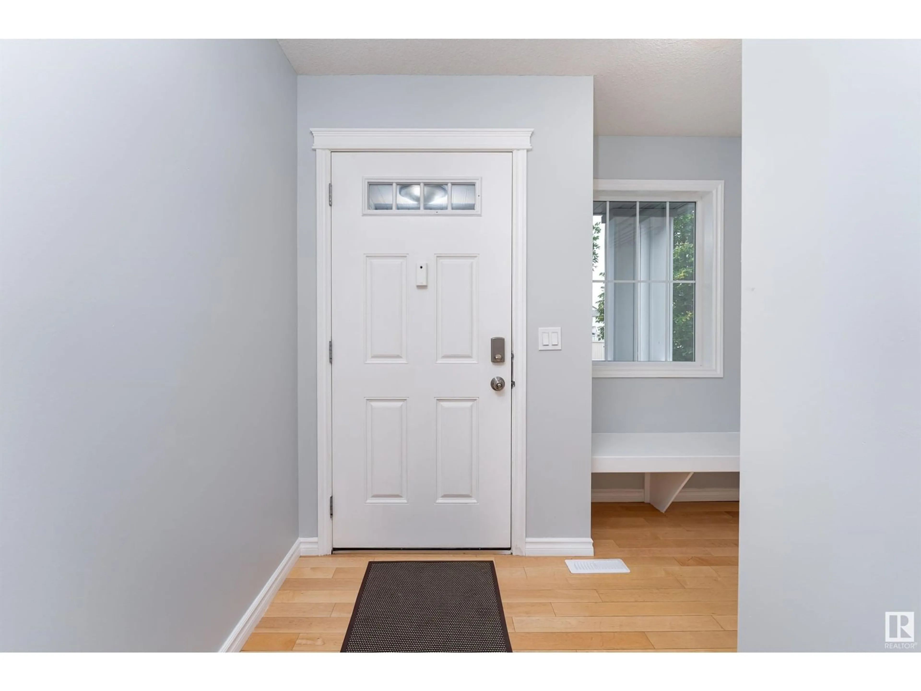 Indoor entryway for 6406 16 AV SW, Edmonton Alberta T6N0N1