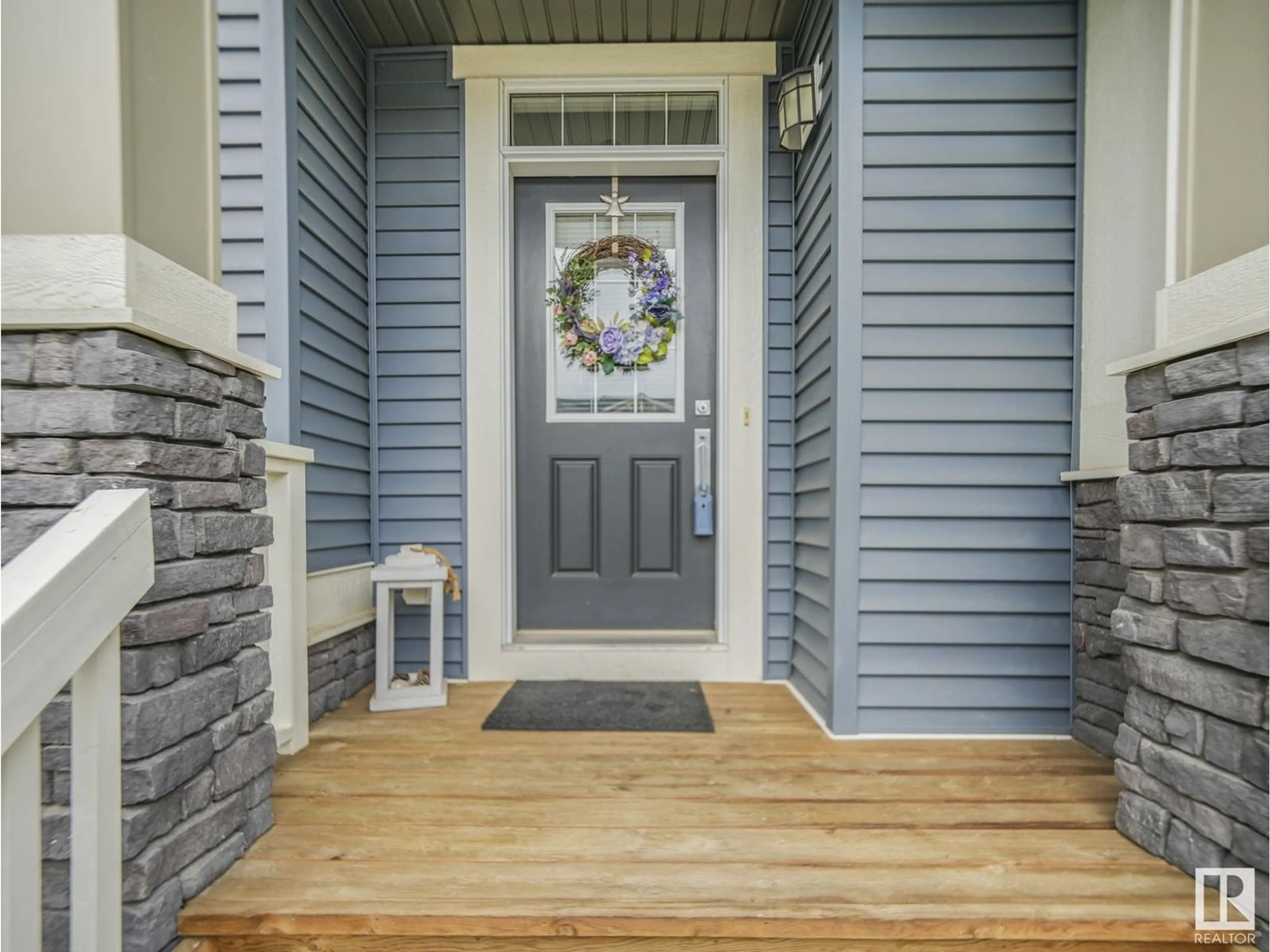 Indoor entryway for 2266 GLENRIDDING BV SW, Edmonton Alberta T6W3P5