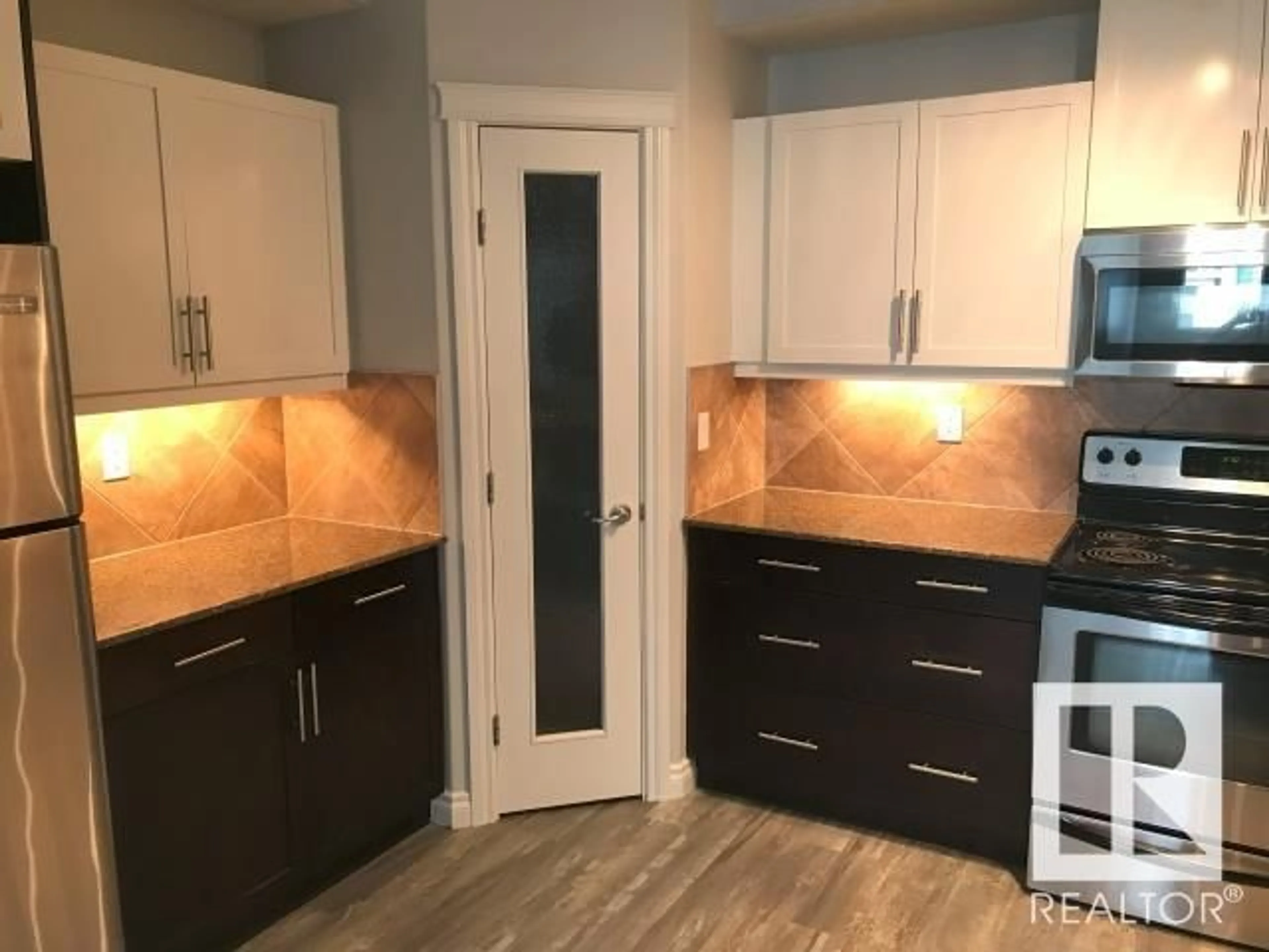 Kitchen, wood floors, cottage for #236 10121 80 AV NW, Edmonton Alberta T6E0B9