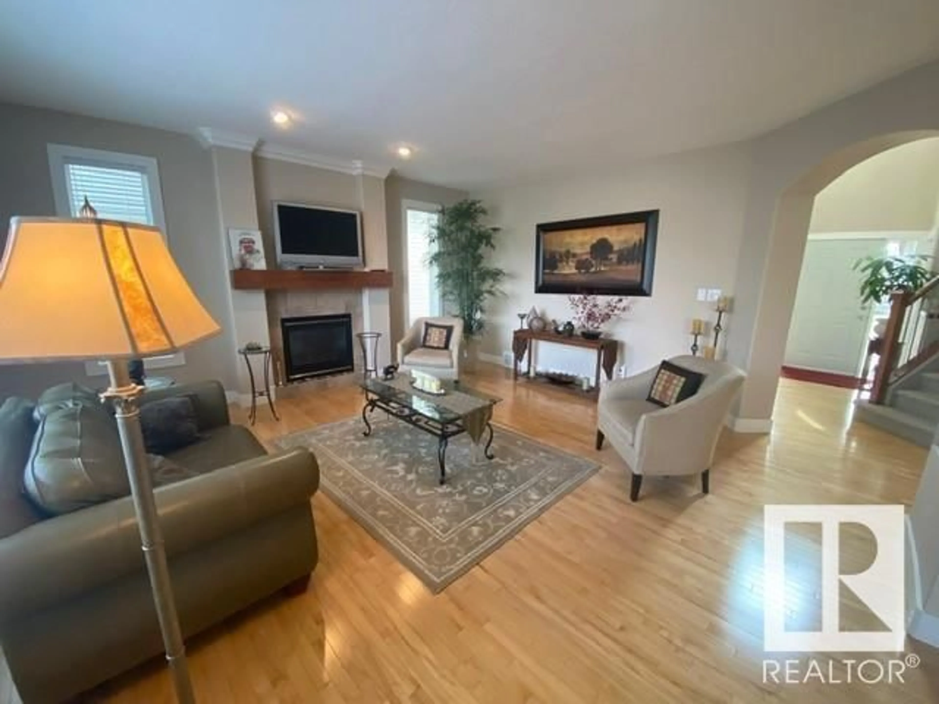 Living room for 1512 THOROGOOD CL NW, Edmonton Alberta T6R3K7