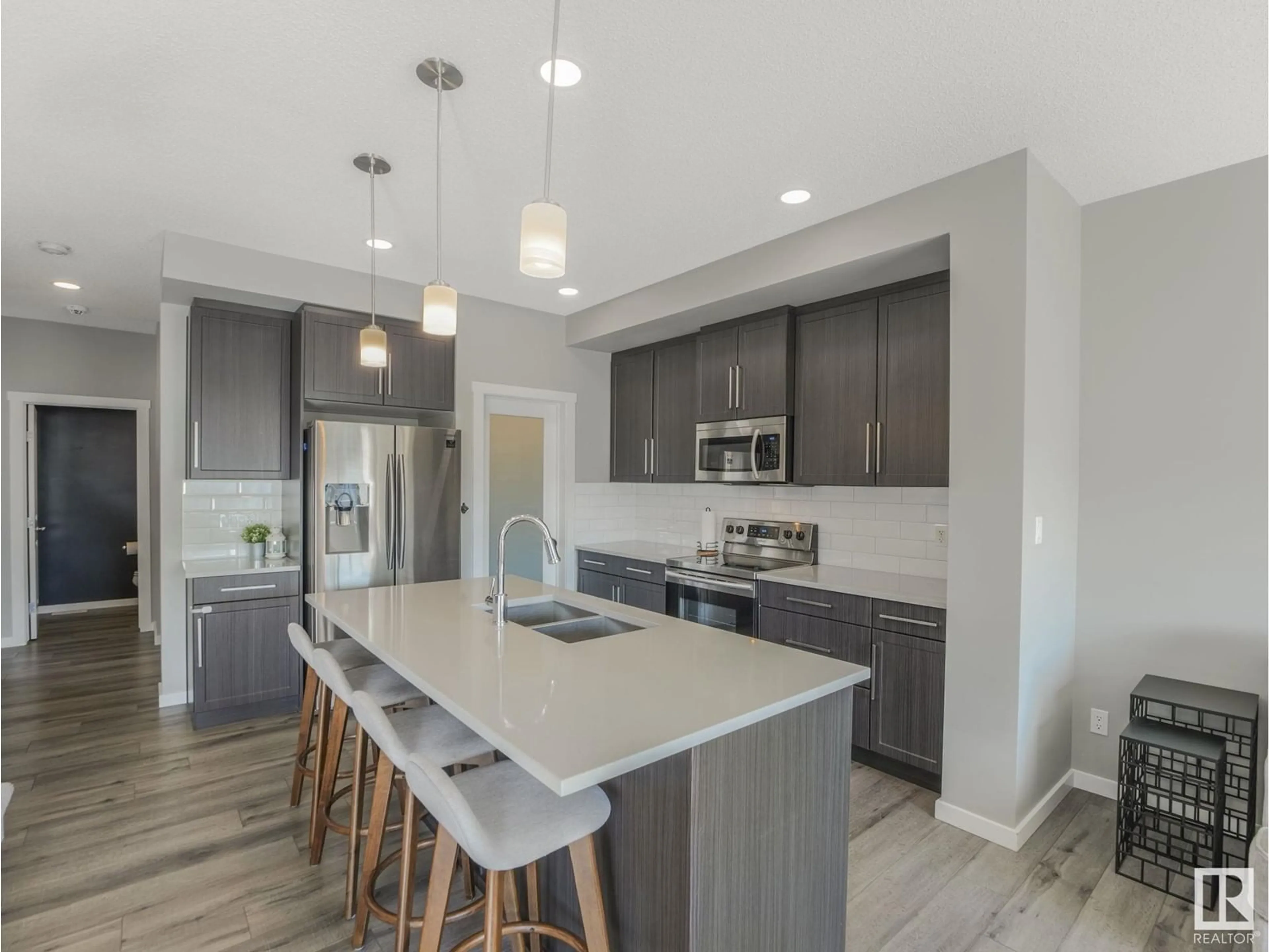 Contemporary kitchen for 9451 209 ST NW, Edmonton Alberta T5T7J5